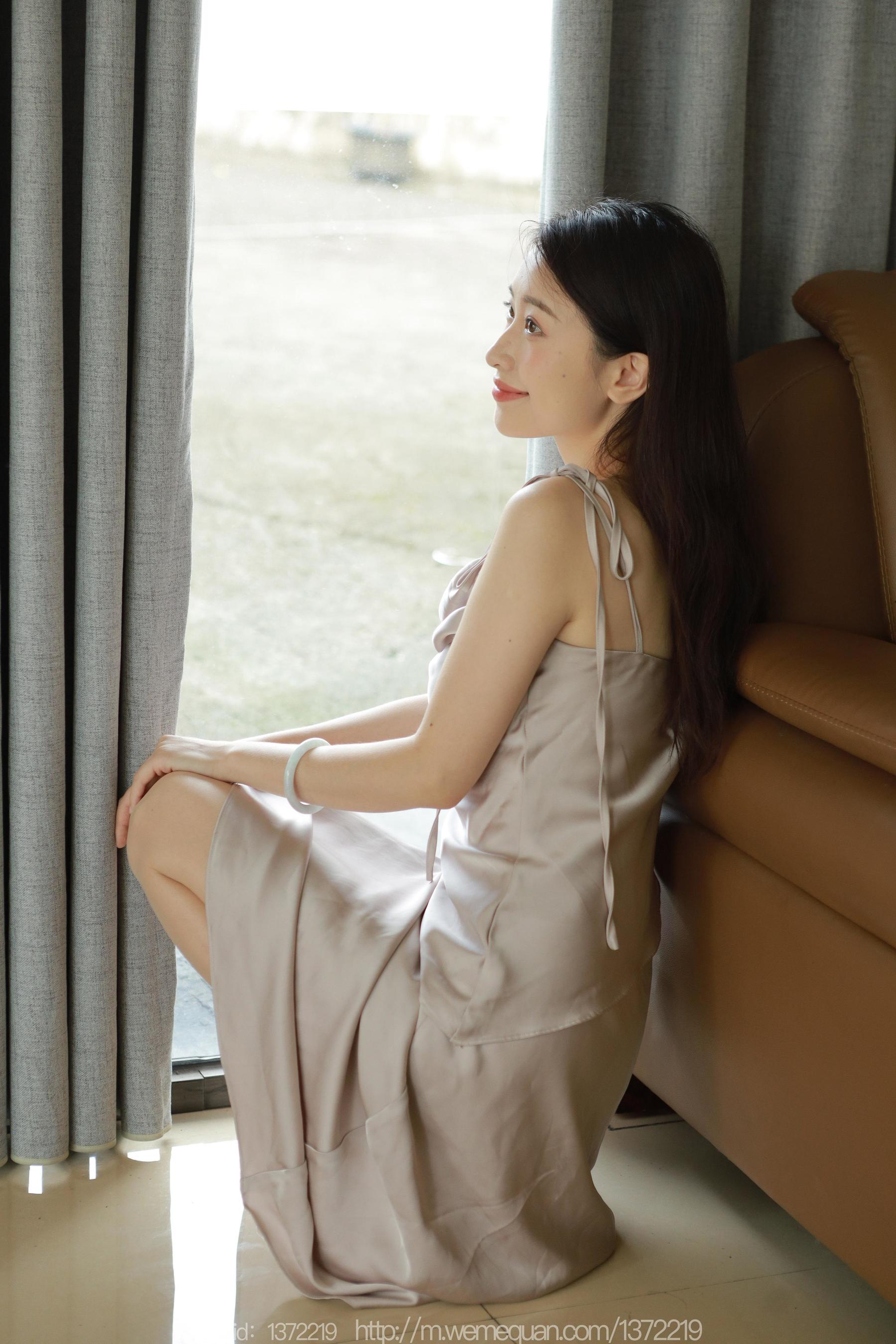 IESS异思趣向 - 模特：小婕 《香槟色吊带裙》