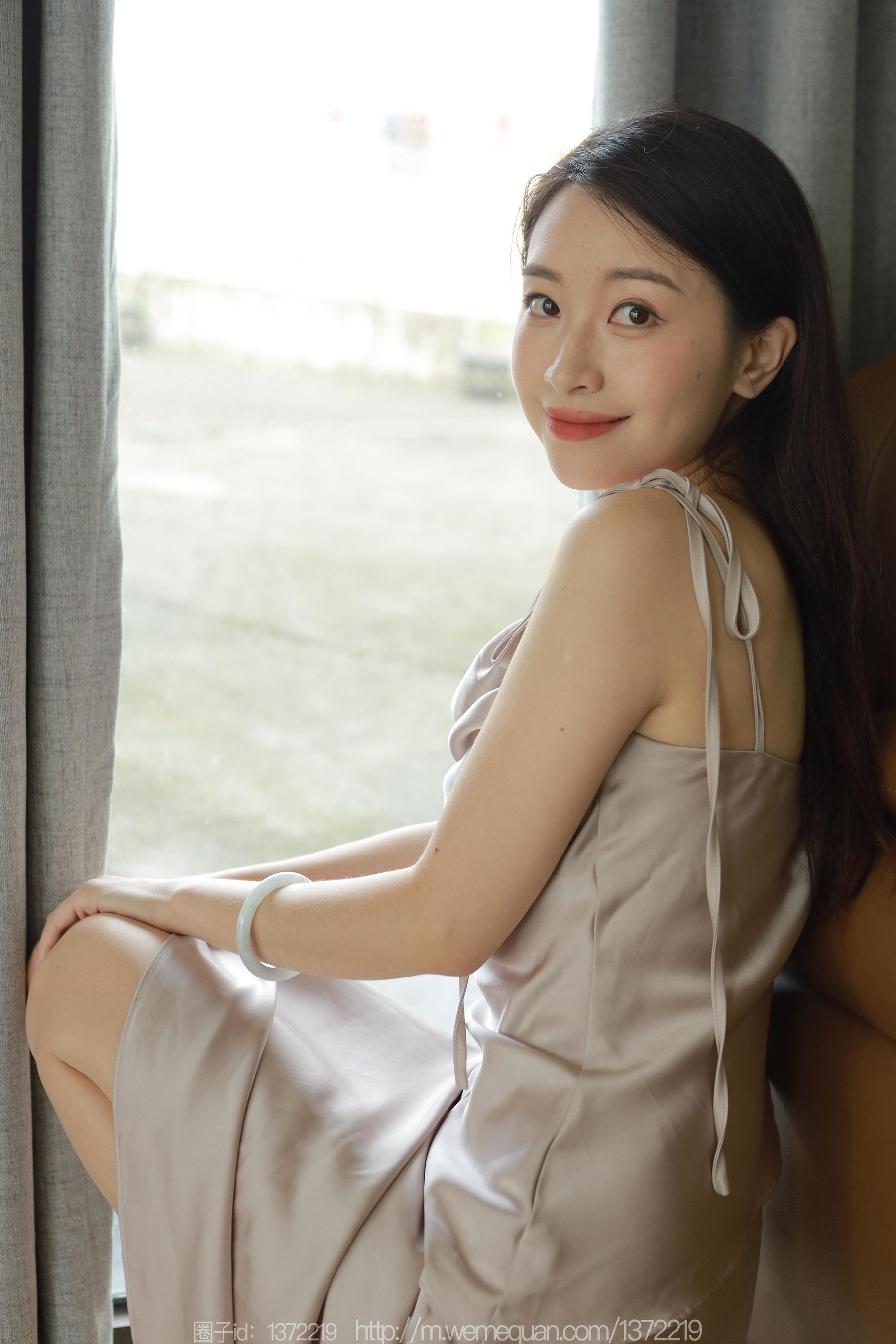 IESS异思趣向 - 模特：小婕 《香槟色吊带裙》