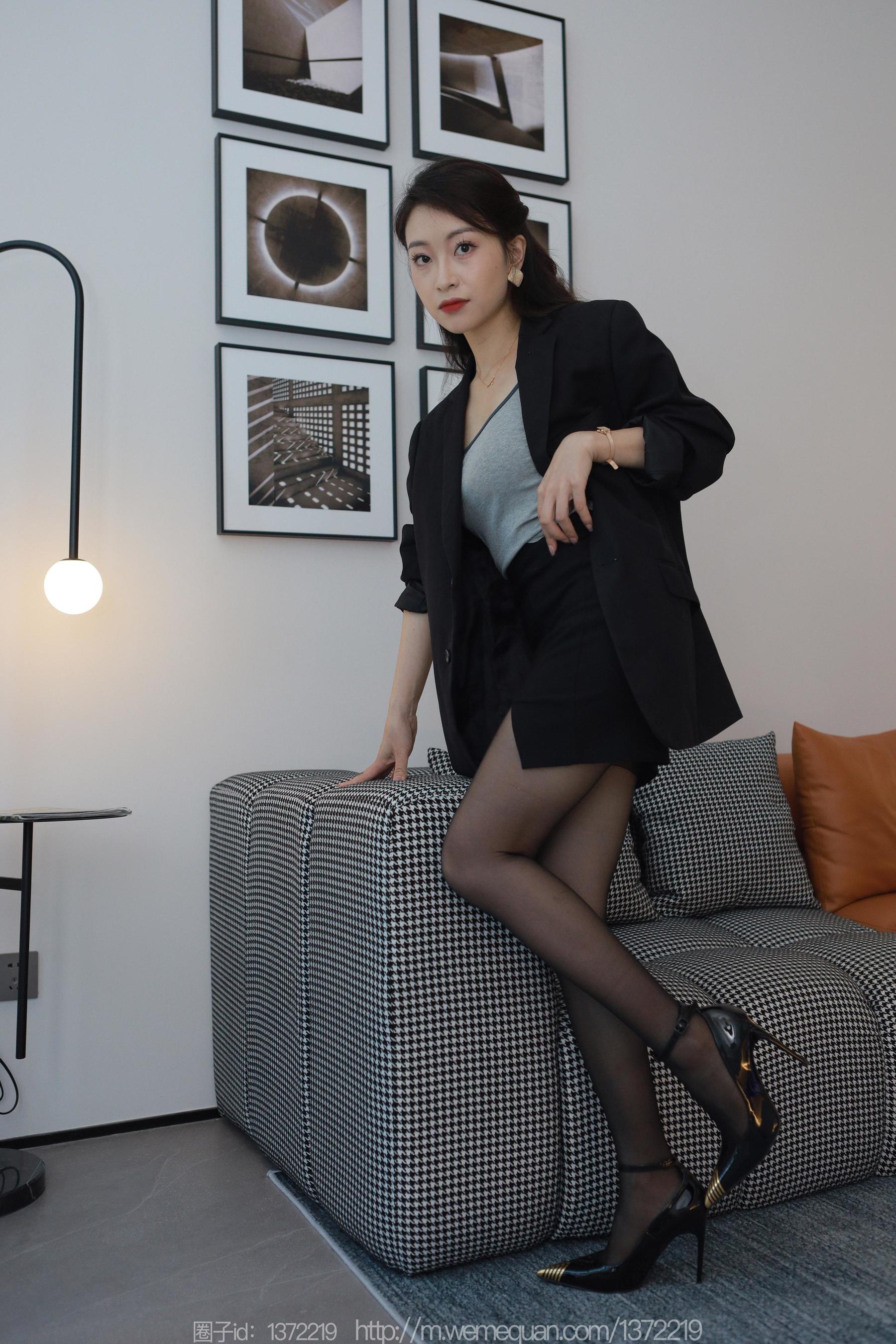 IESS异思趣向 - 模特：小婕 《黑金高跟鞋》