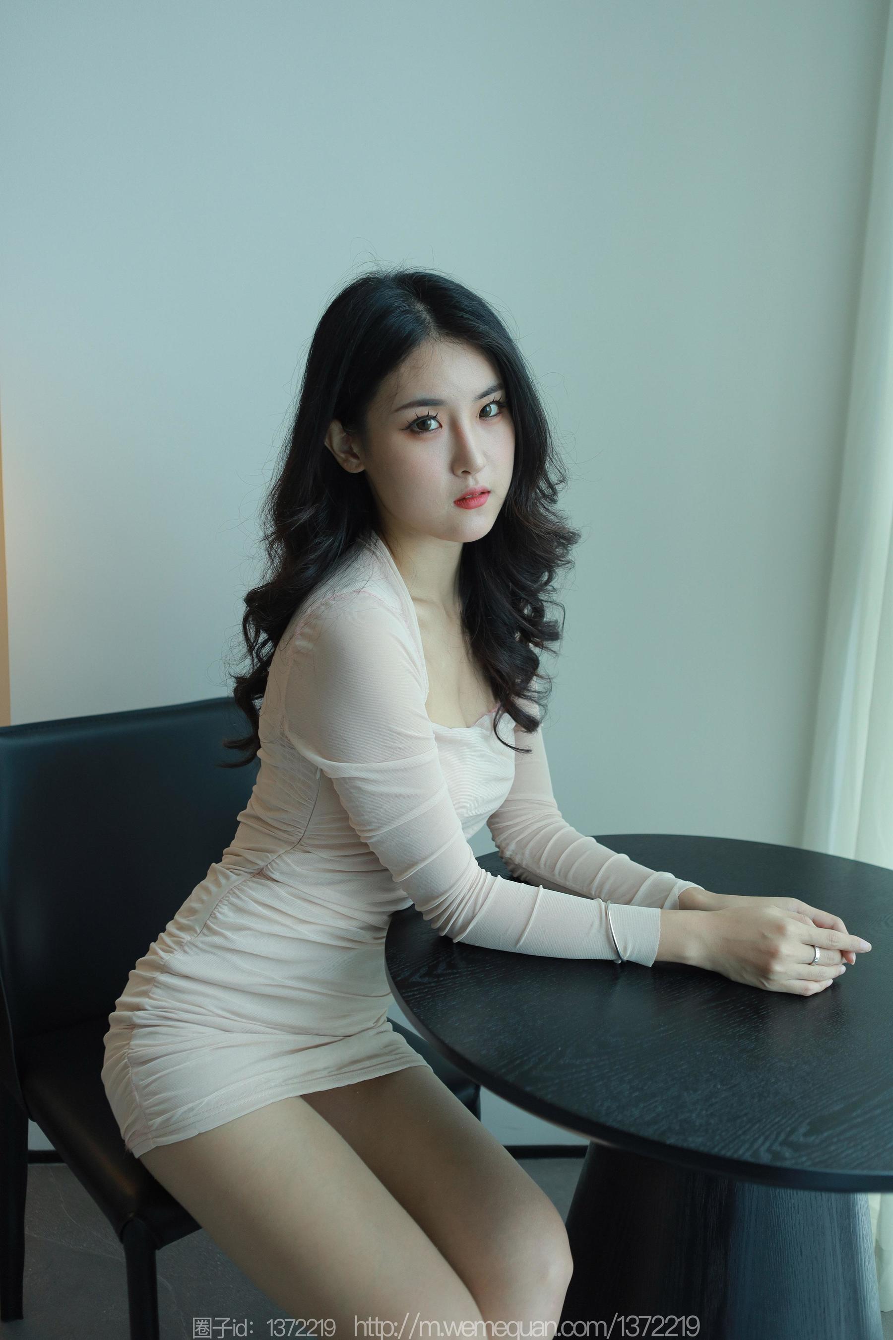IESS异思趣向 - 模特：小宝 《浅色包臀裙》