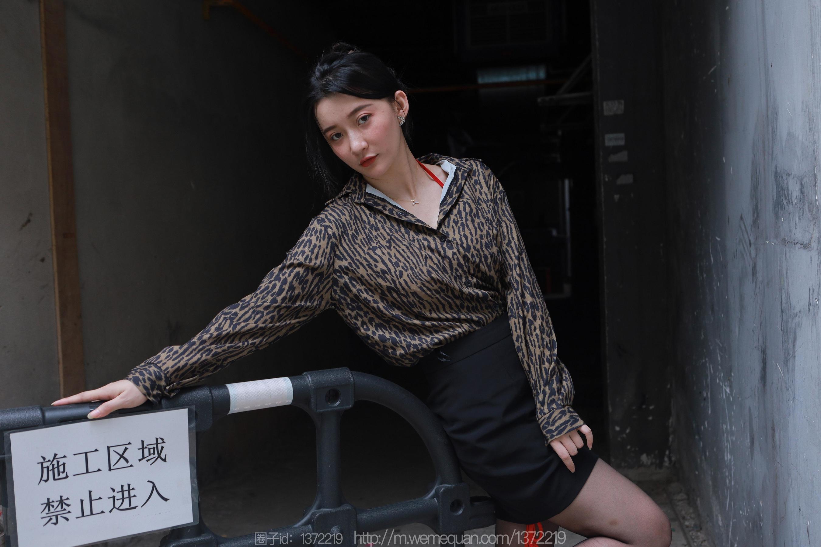 IESS异思趣向 - 模特：秋秋 《孤身走暗巷》