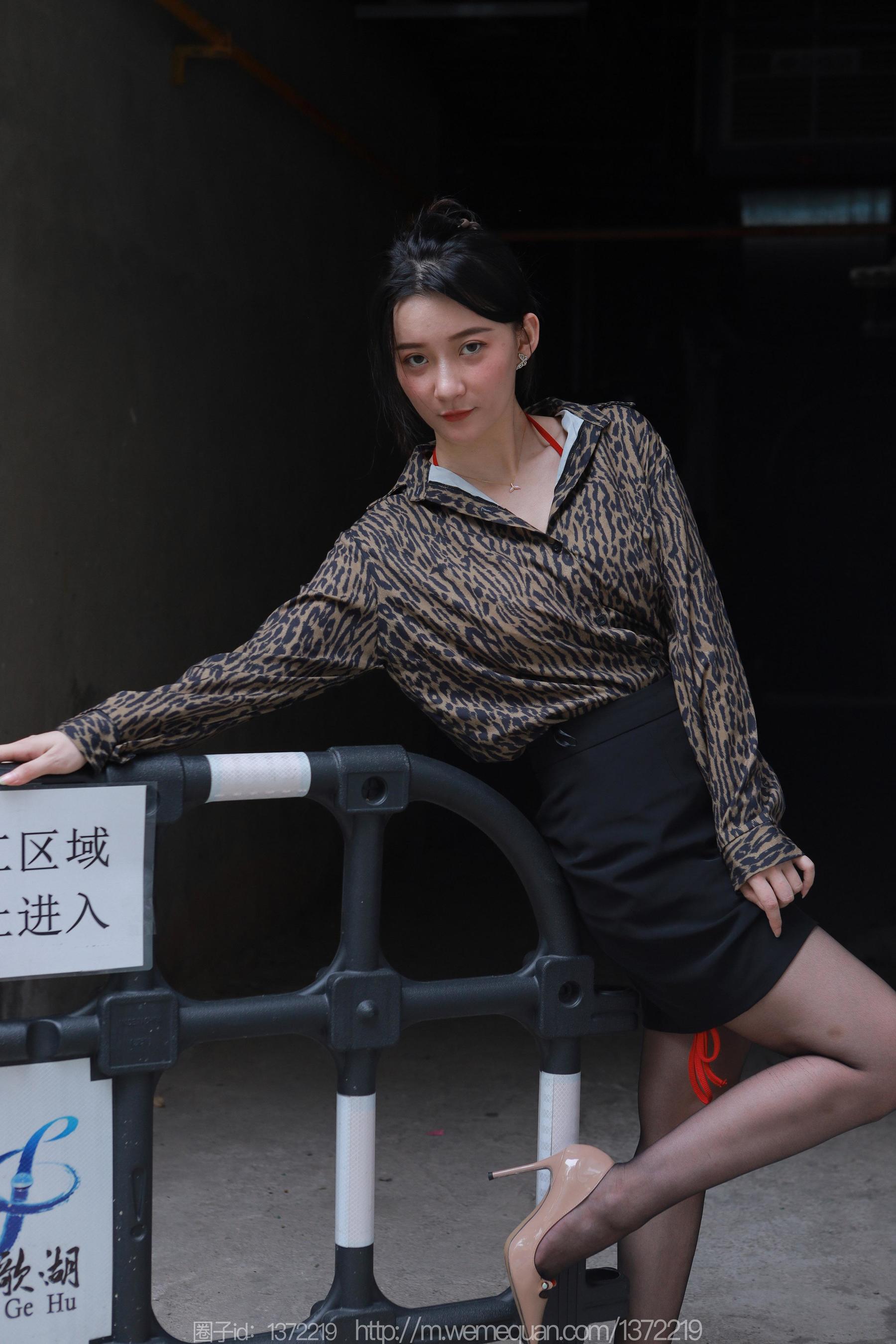 IESS异思趣向 - 模特：秋秋 《孤身走暗巷》