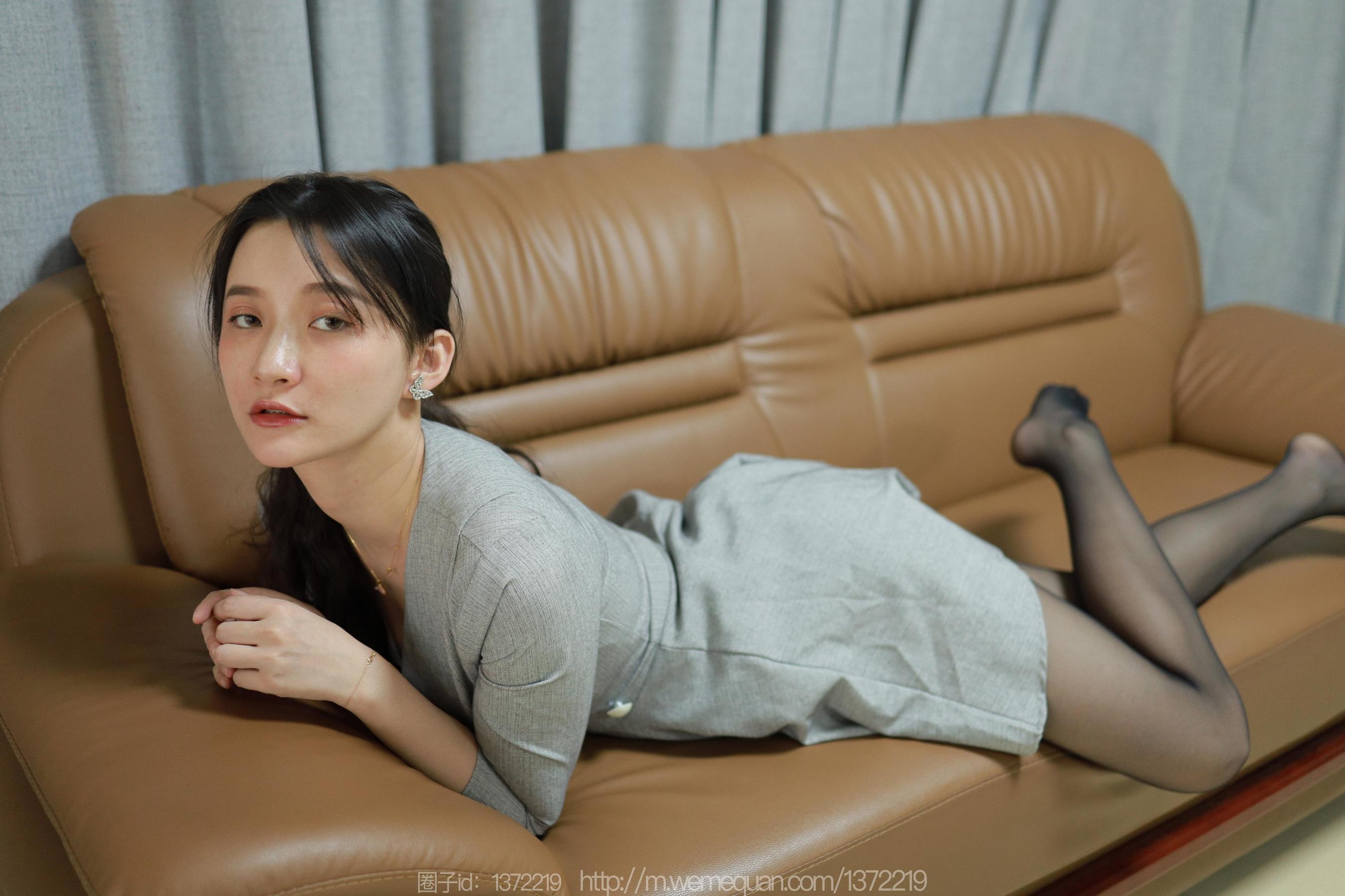 IESS异思趣向 - 模特：秋秋 《沙发上的女人》