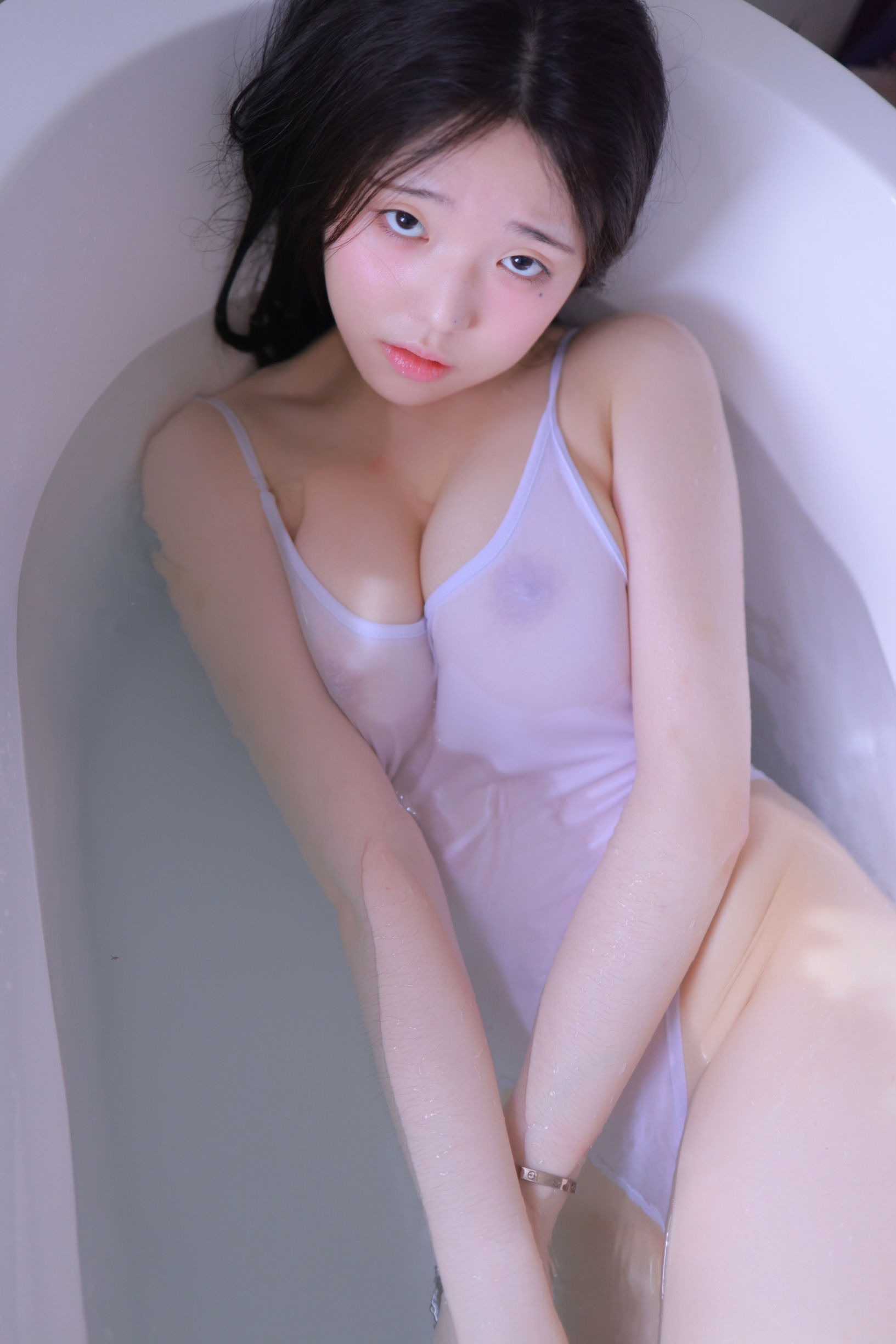 Yoshinobi - Bath tub