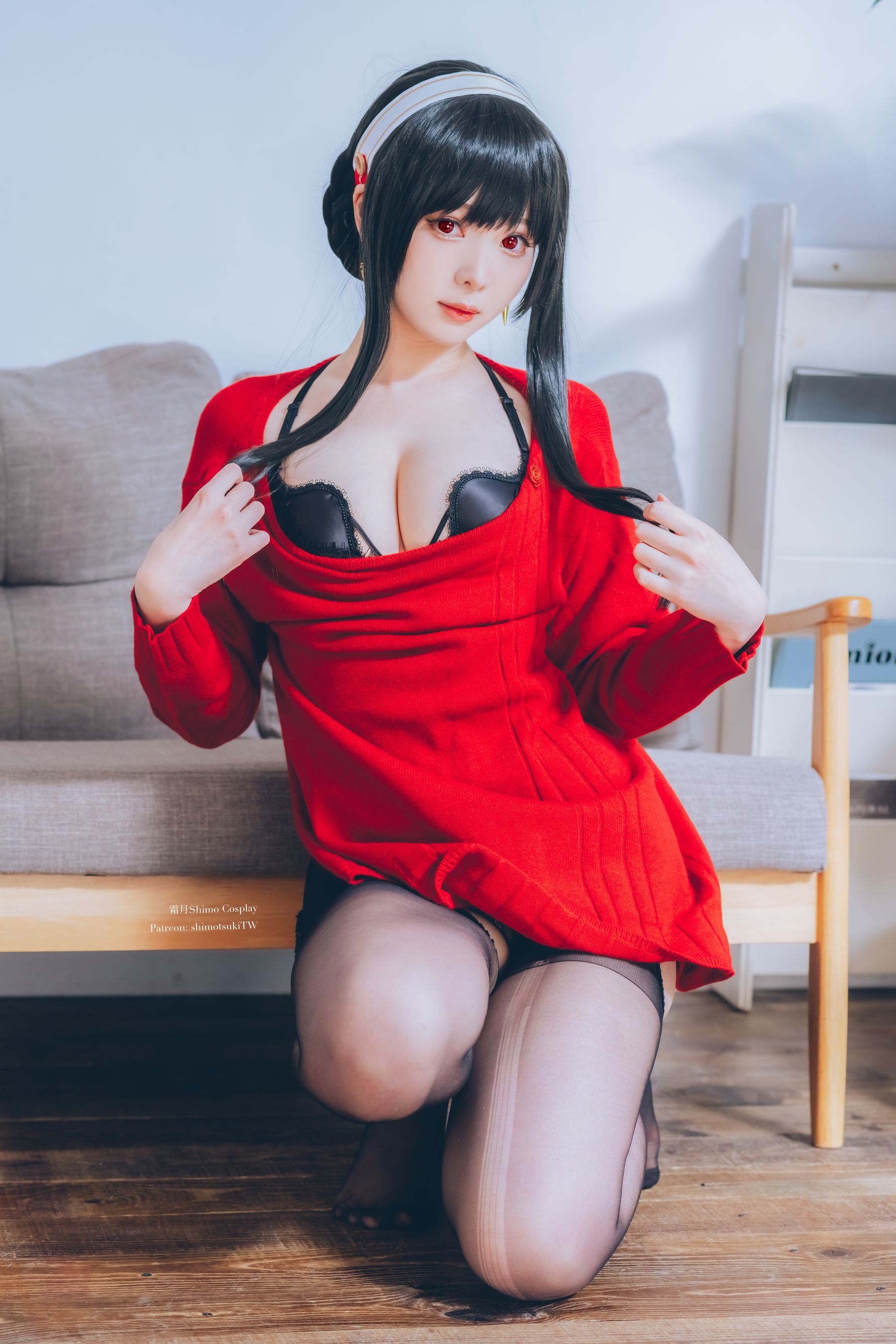 微博妹纸霜月shimo - Yor Forger  Red Sweater