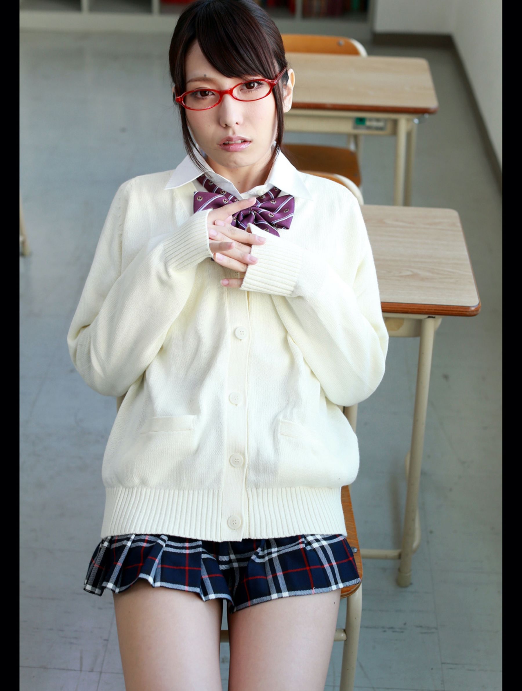 Chika Arimura 有村千佳 - 教室でイケナイコト