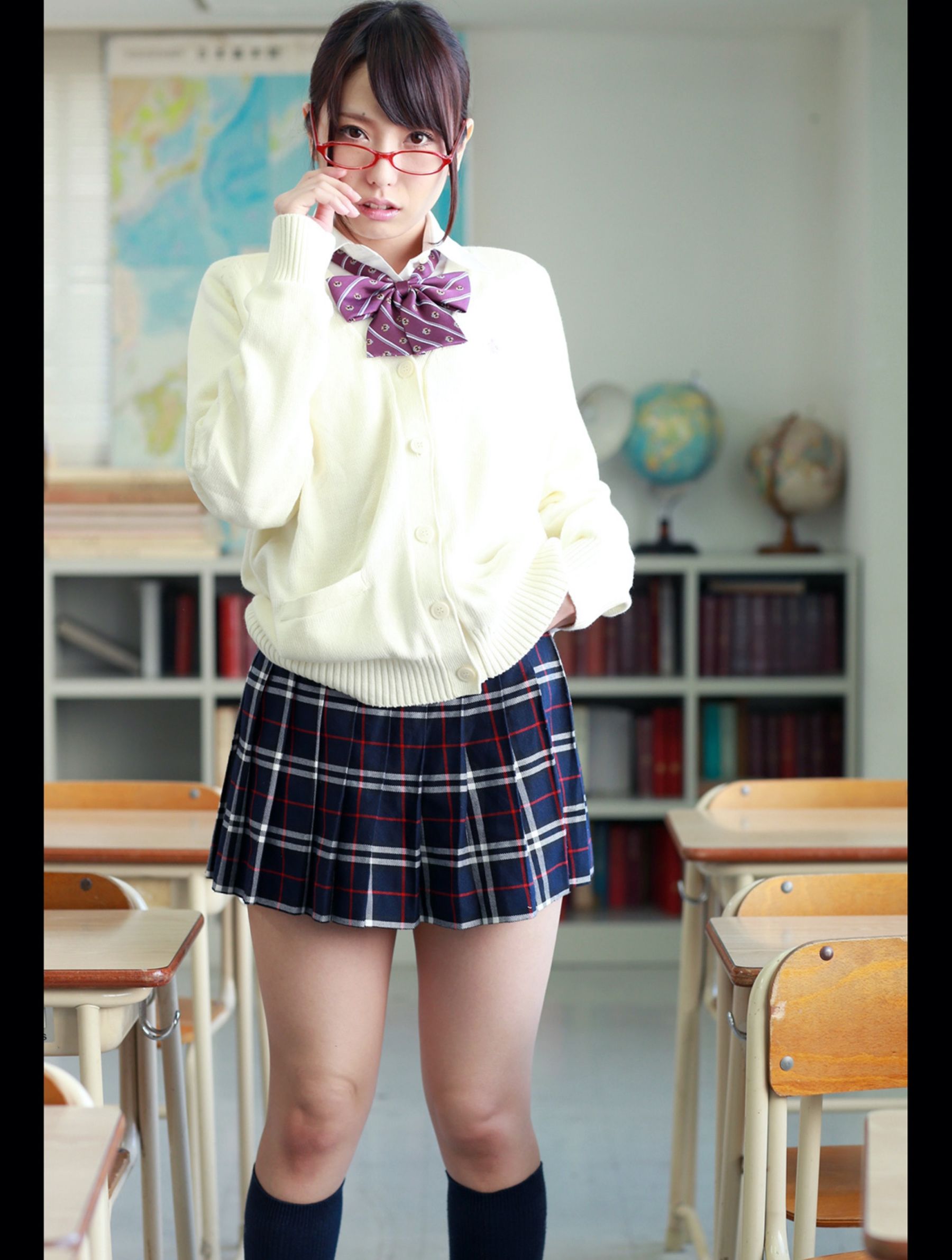 Chika Arimura 有村千佳 - 教室でイケナイコト