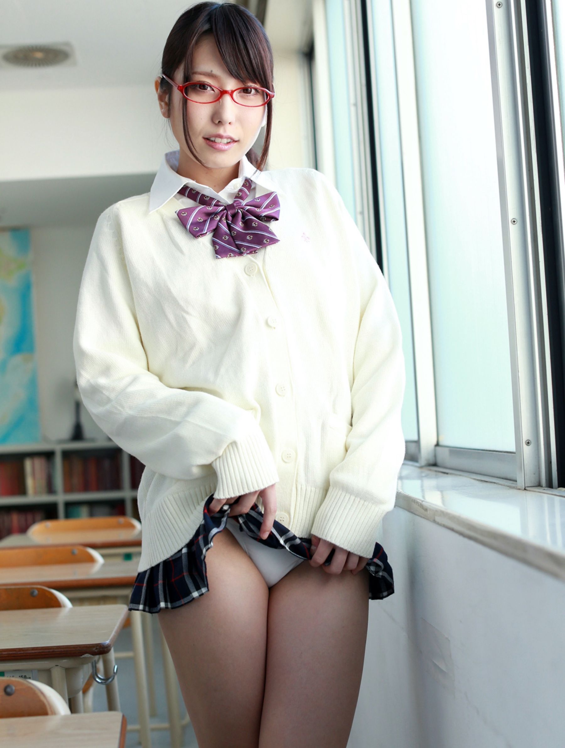 Chika Arimura 有村千佳 - 教室でイケナイコト