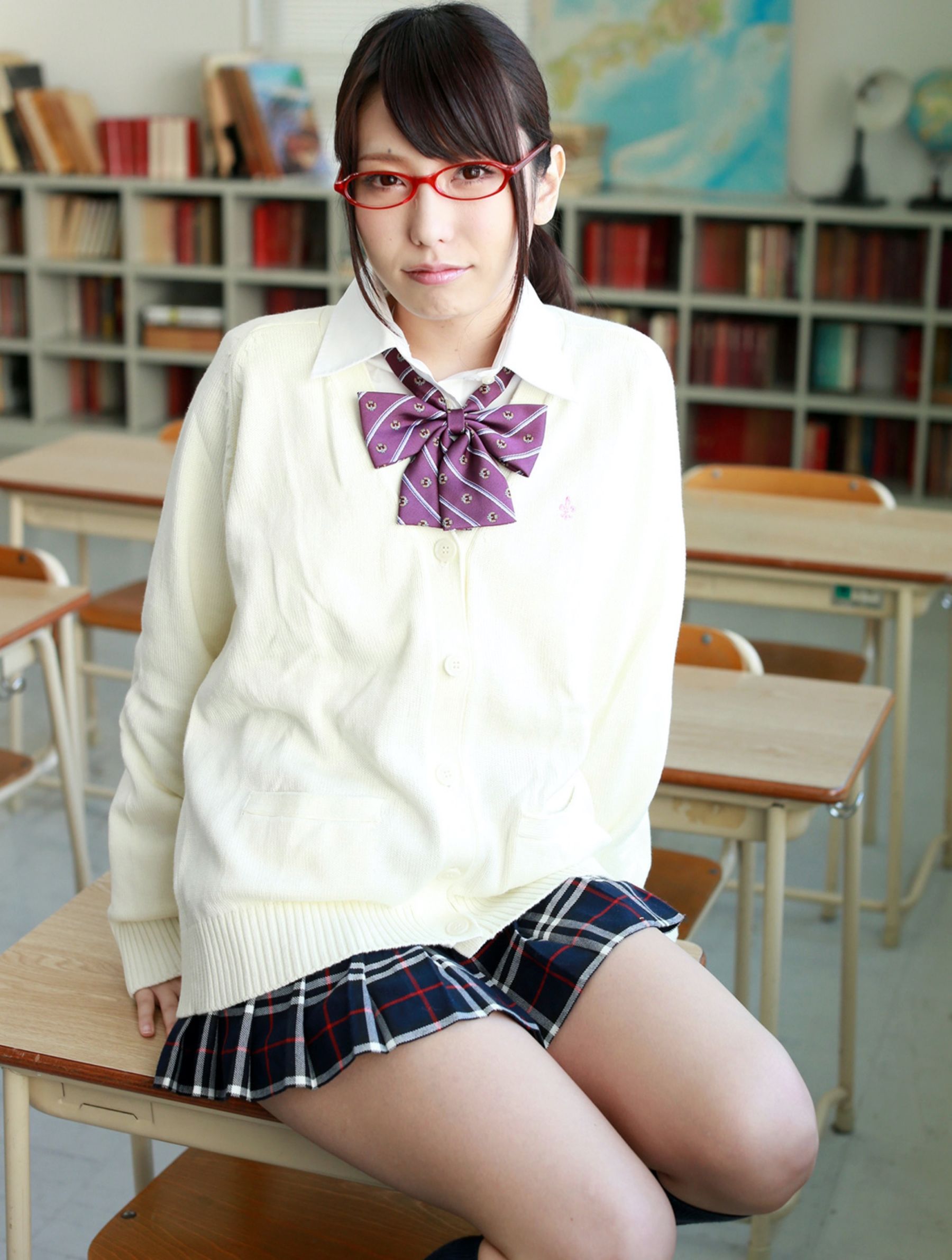 Chika Arimura 有村千佳 - 教室でイケナイコト