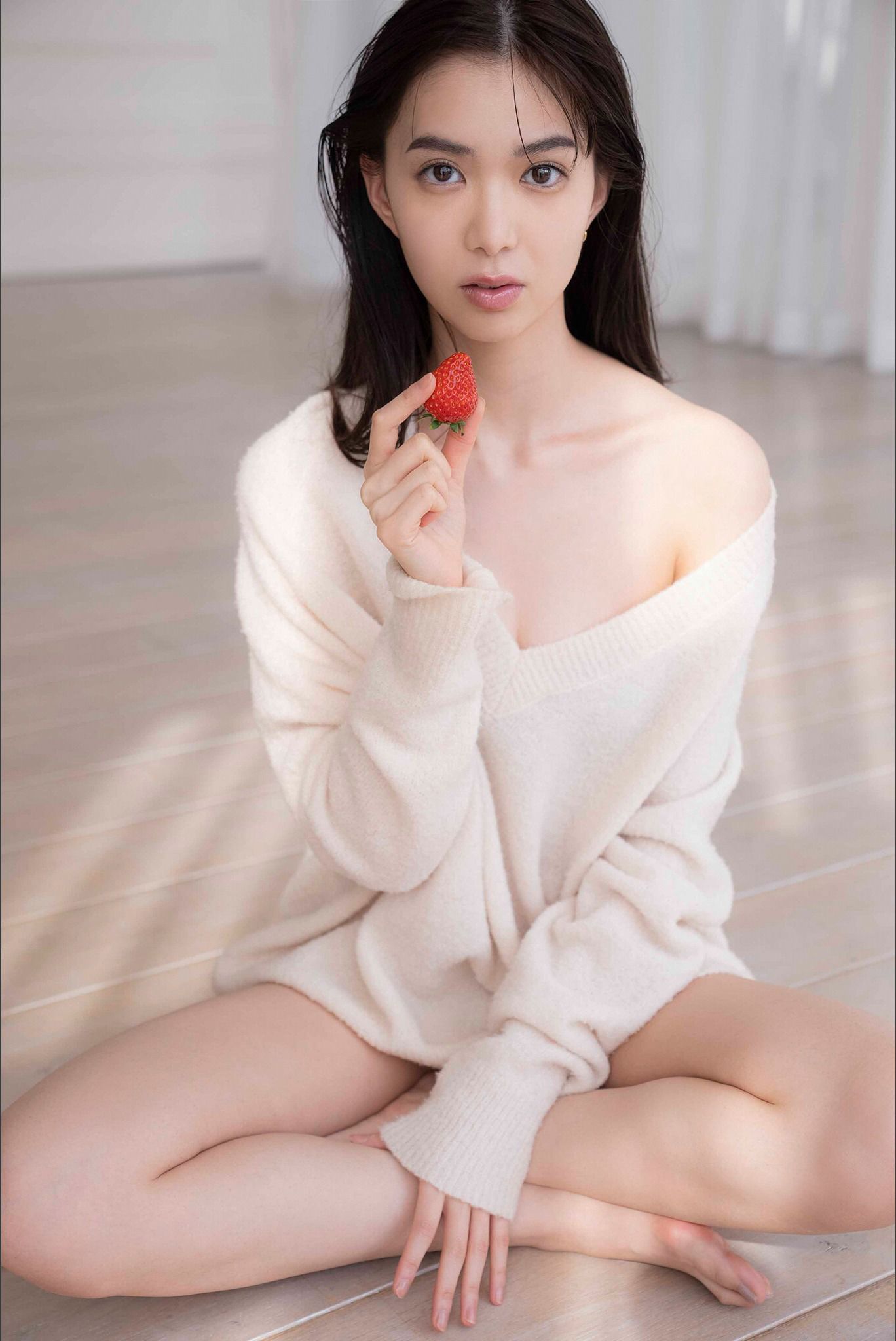 Riko Matsudaira 松平璃子 - Glossy body 艶めくボディ