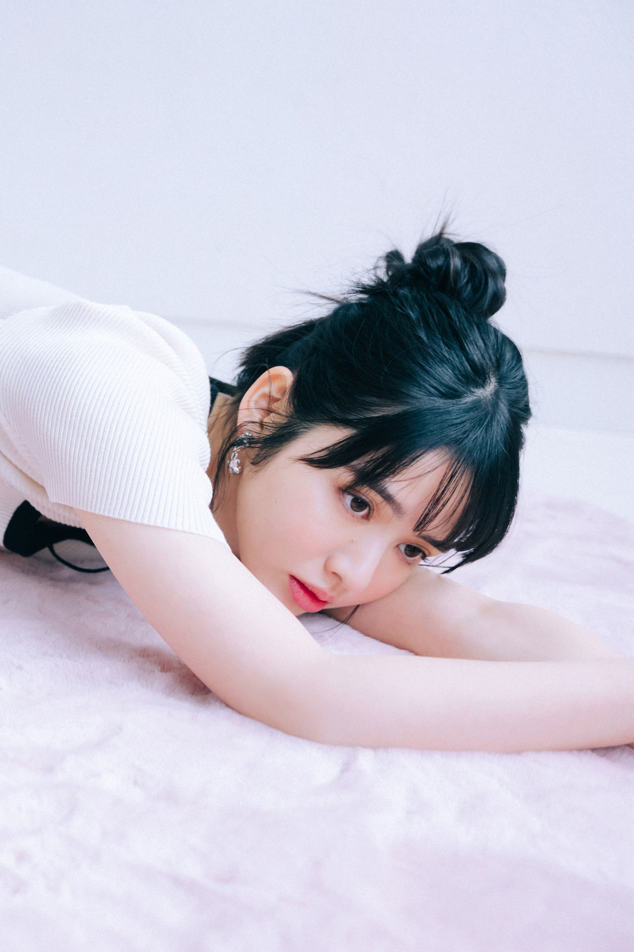 Suzuka Chinzei 鎮西寿々歌 - WHITE graph