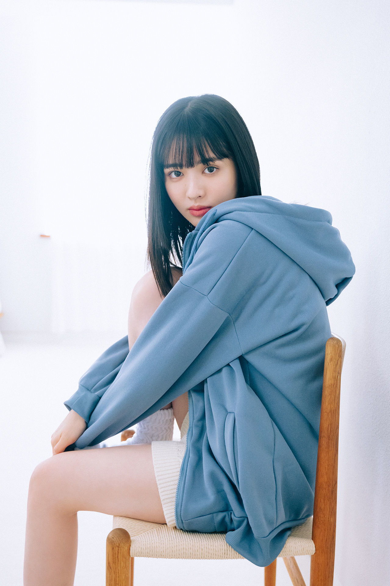 Suzuka Chinzei 鎮西寿々歌 - WHITE graph