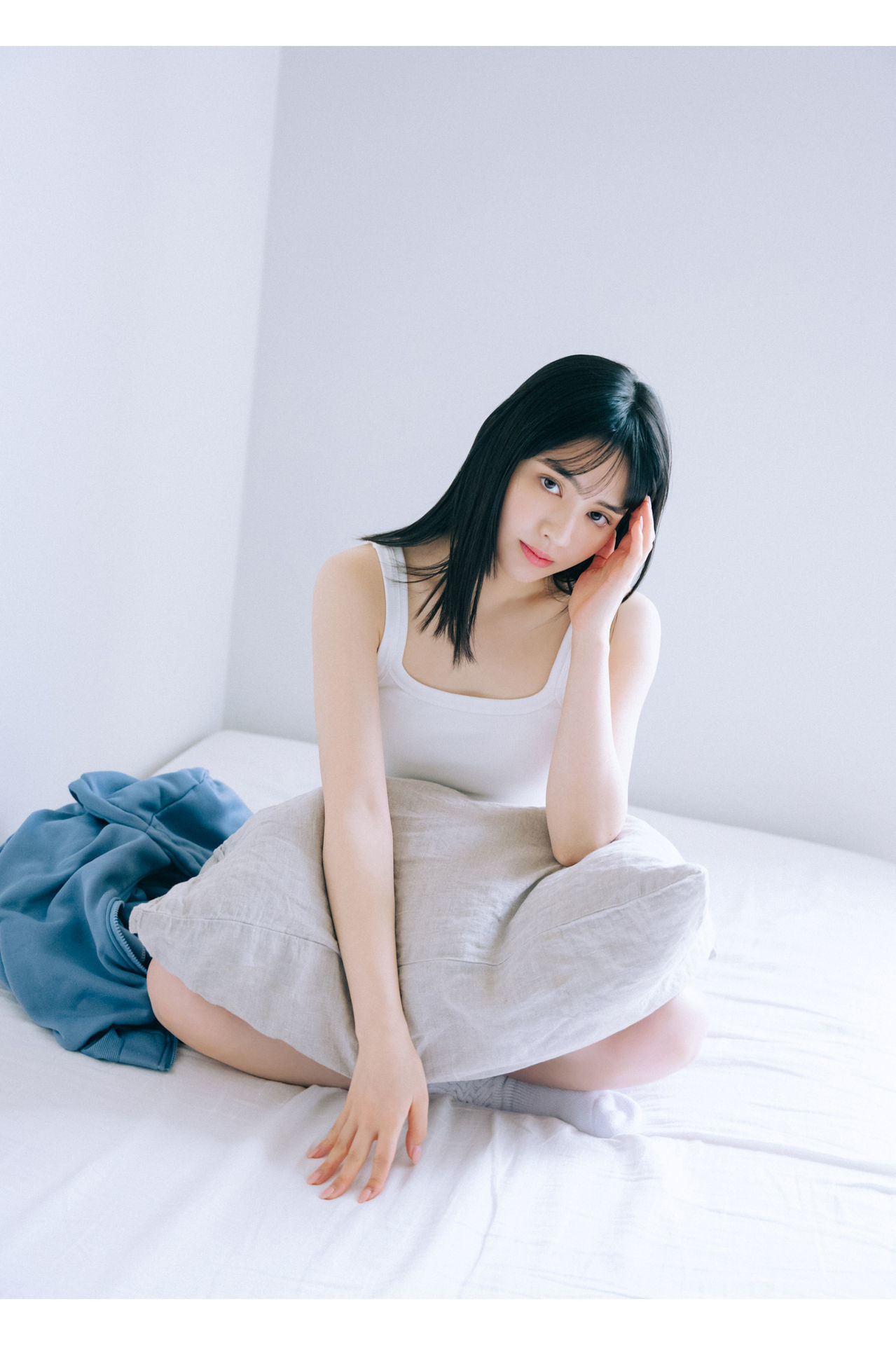 Suzuka Chinzei 鎮西寿々歌 - WHITE graph
