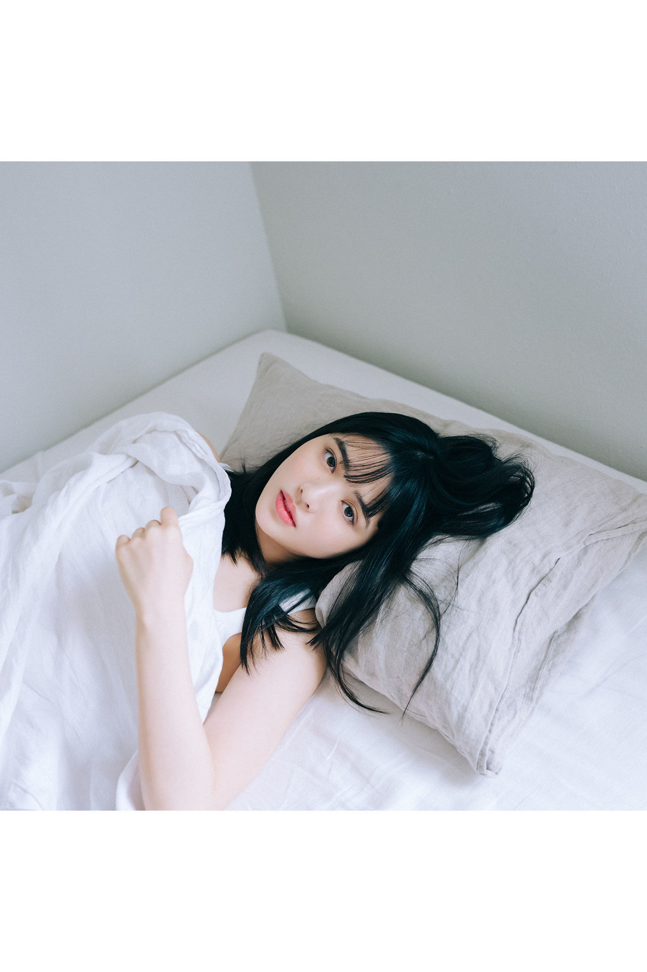 Suzuka Chinzei 鎮西寿々歌 - WHITE graph