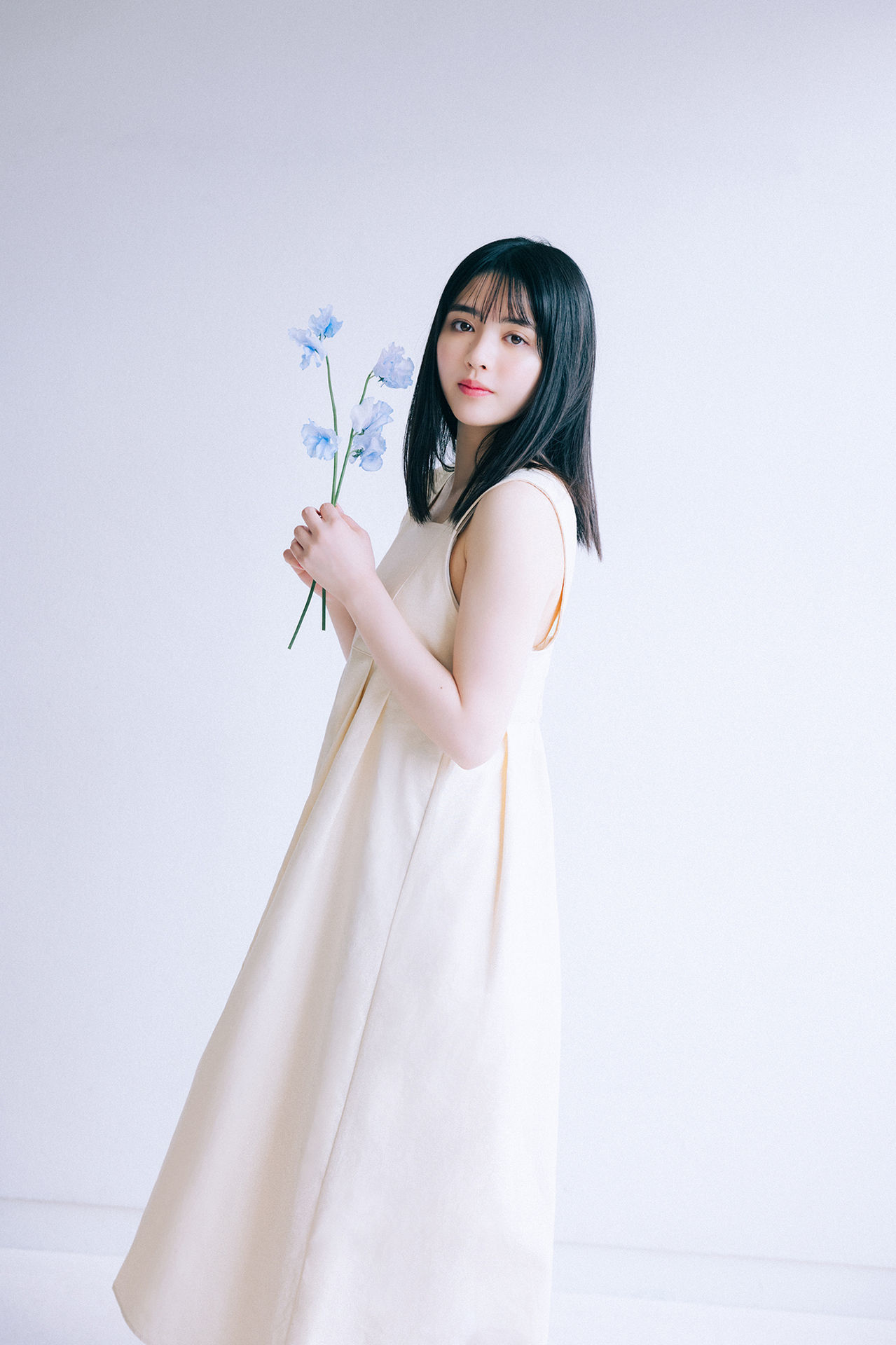 Suzuka Chinzei 鎮西寿々歌 - WHITE graph