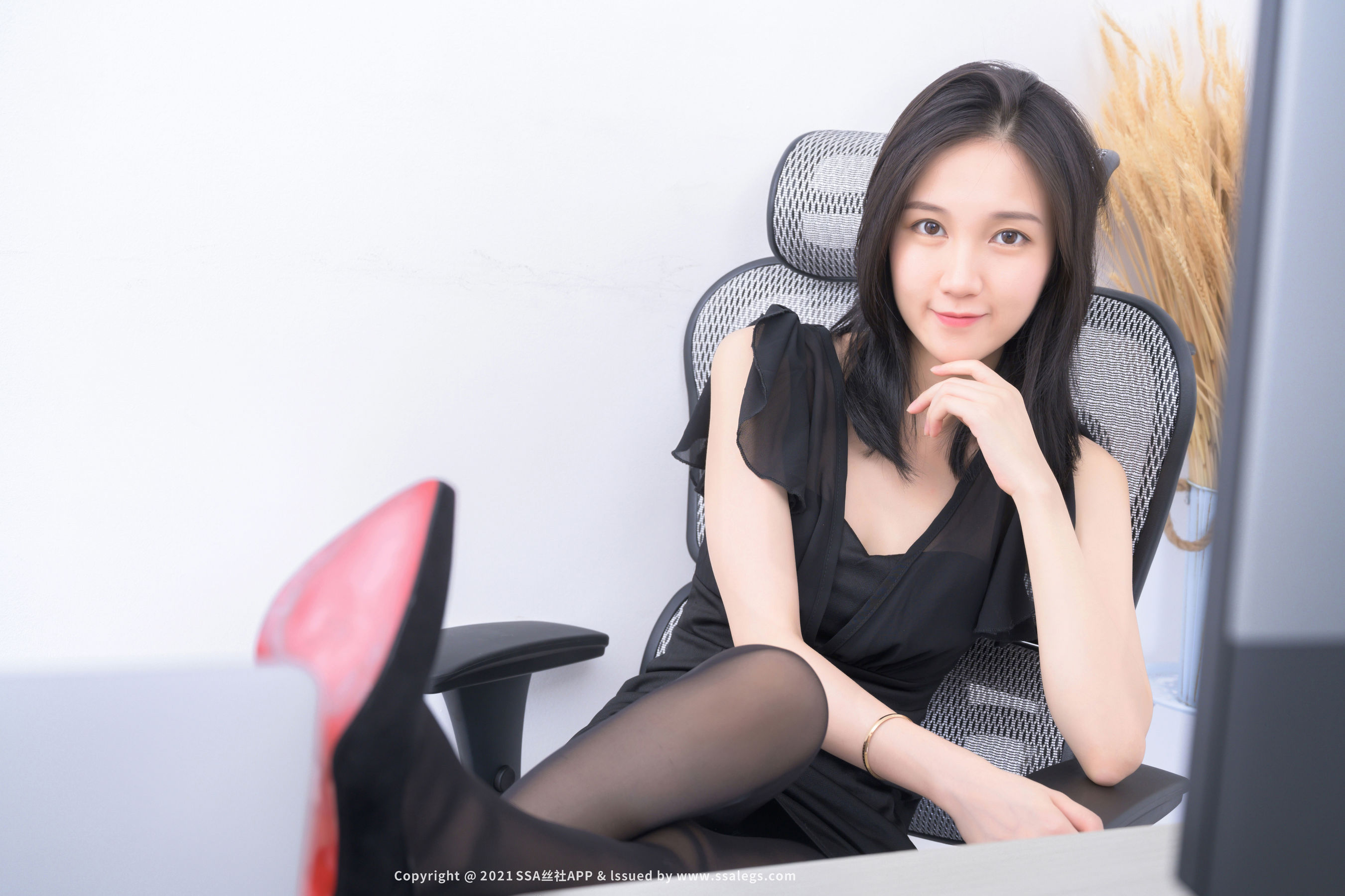 [SSA丝社]超清写真 No.780 模特 晶晶 的黑色丝袜（上）