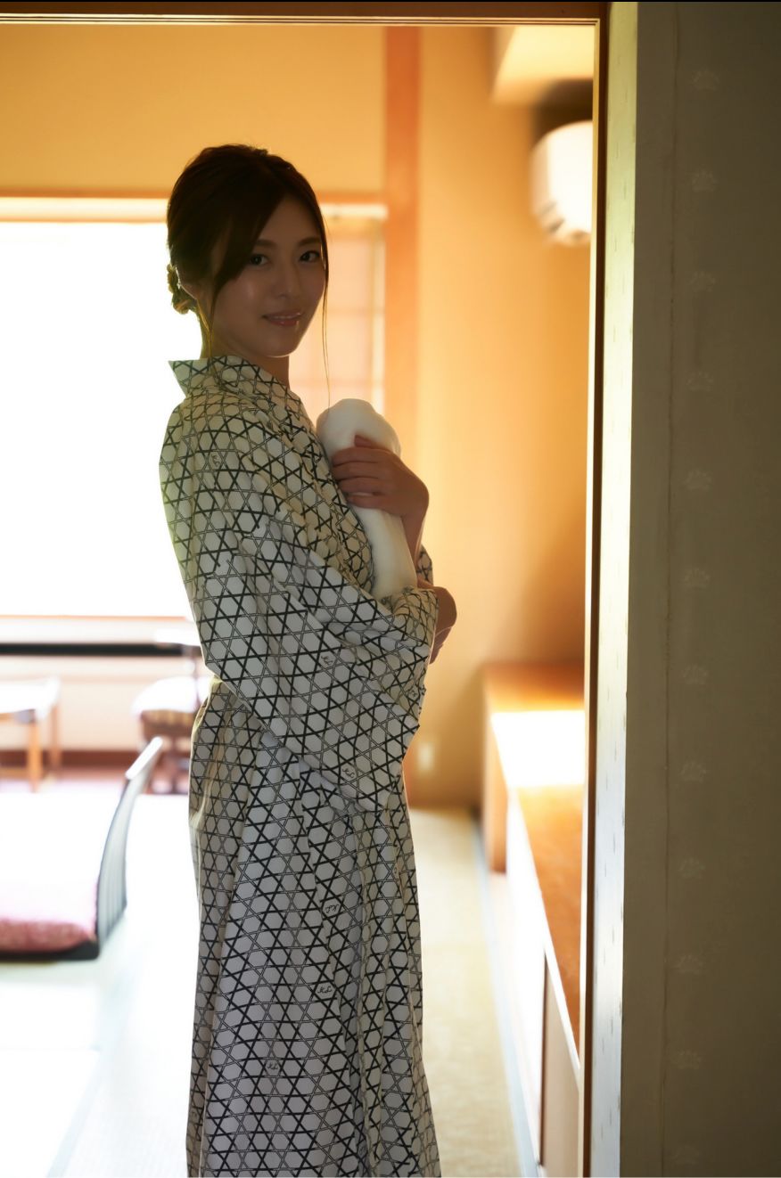 七瀬いおり オフィシャルグラビア写真集 こう見えて私、脱いだらスゴいんです