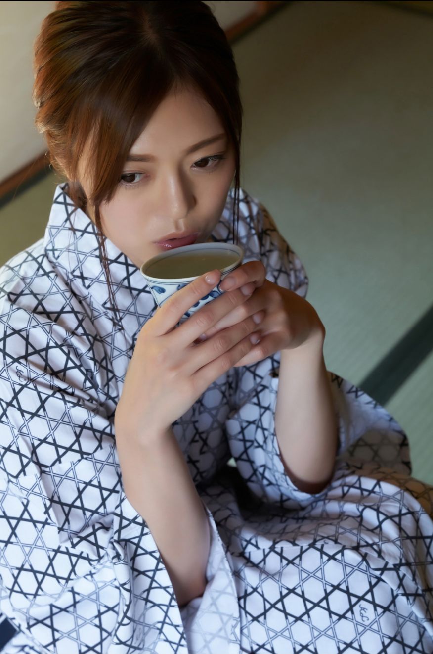七瀬いおり オフィシャルグラビア写真集 こう見えて私、脱いだらスゴいんです