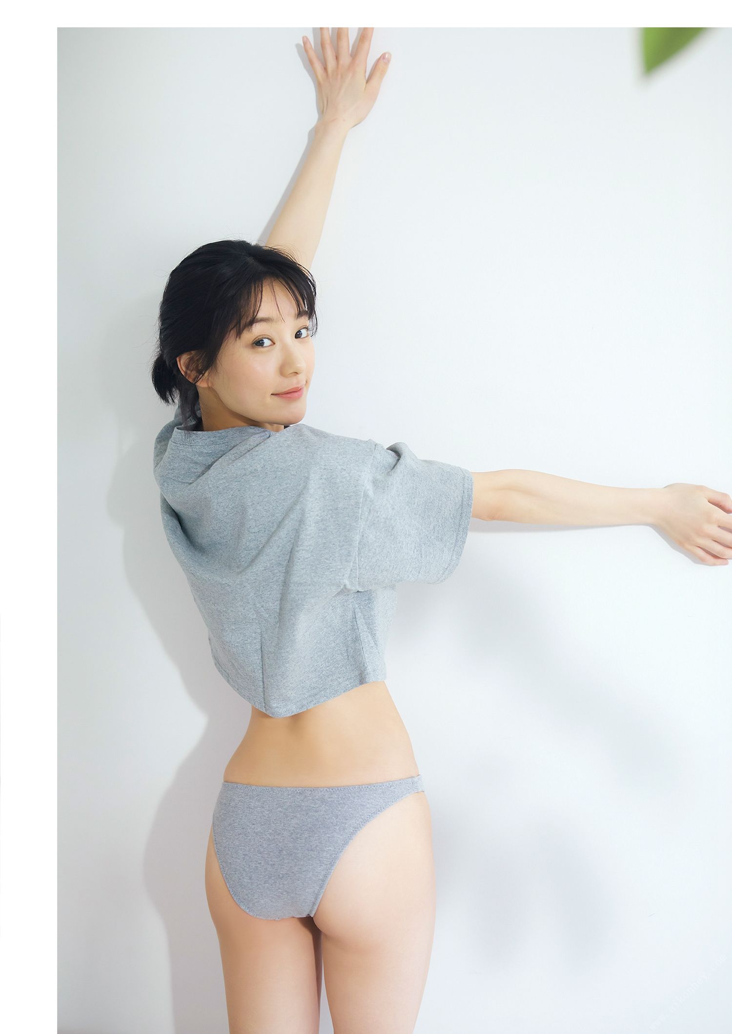 新田桃子 写真集「new age」