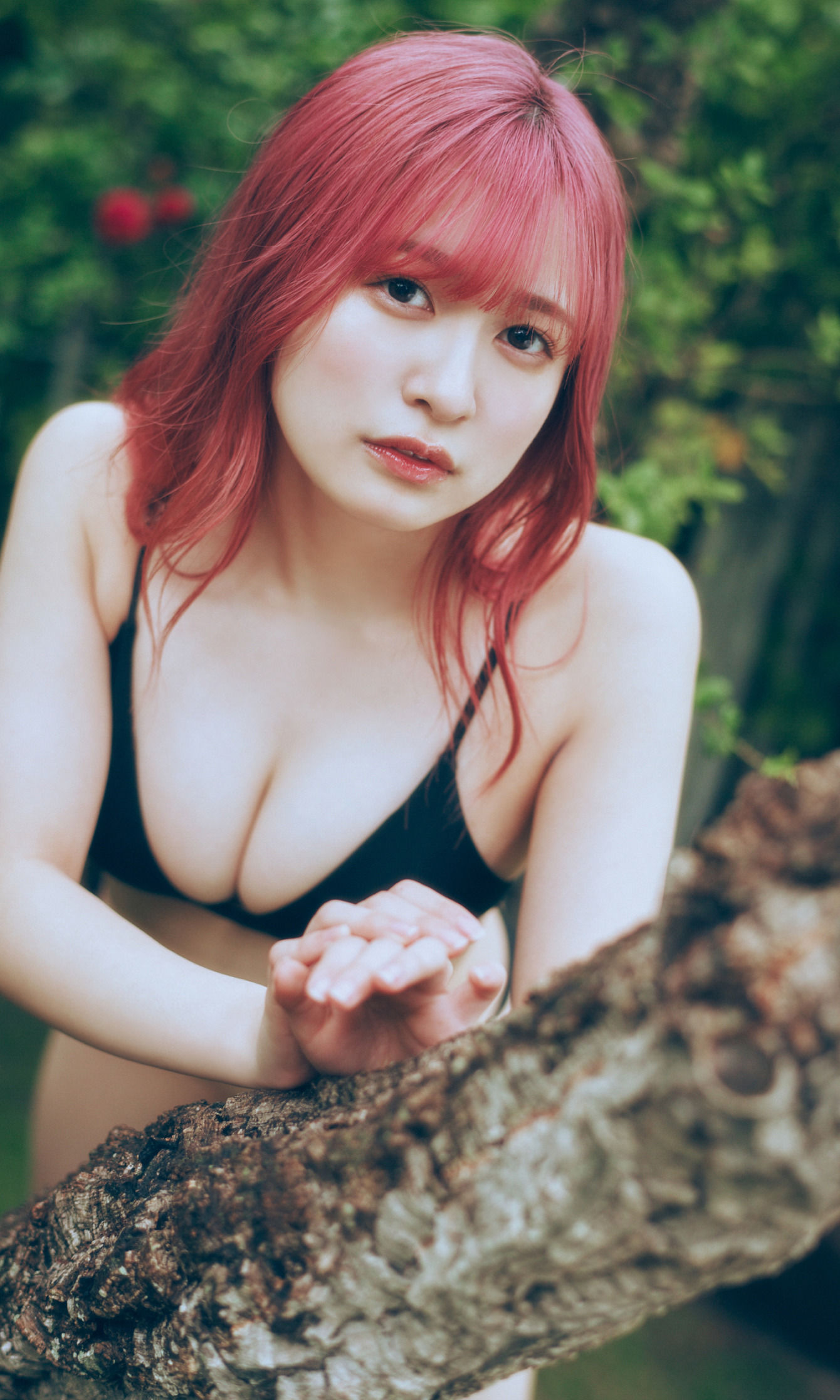 早川渚紗 写真集「梅雨なピンクダーク」