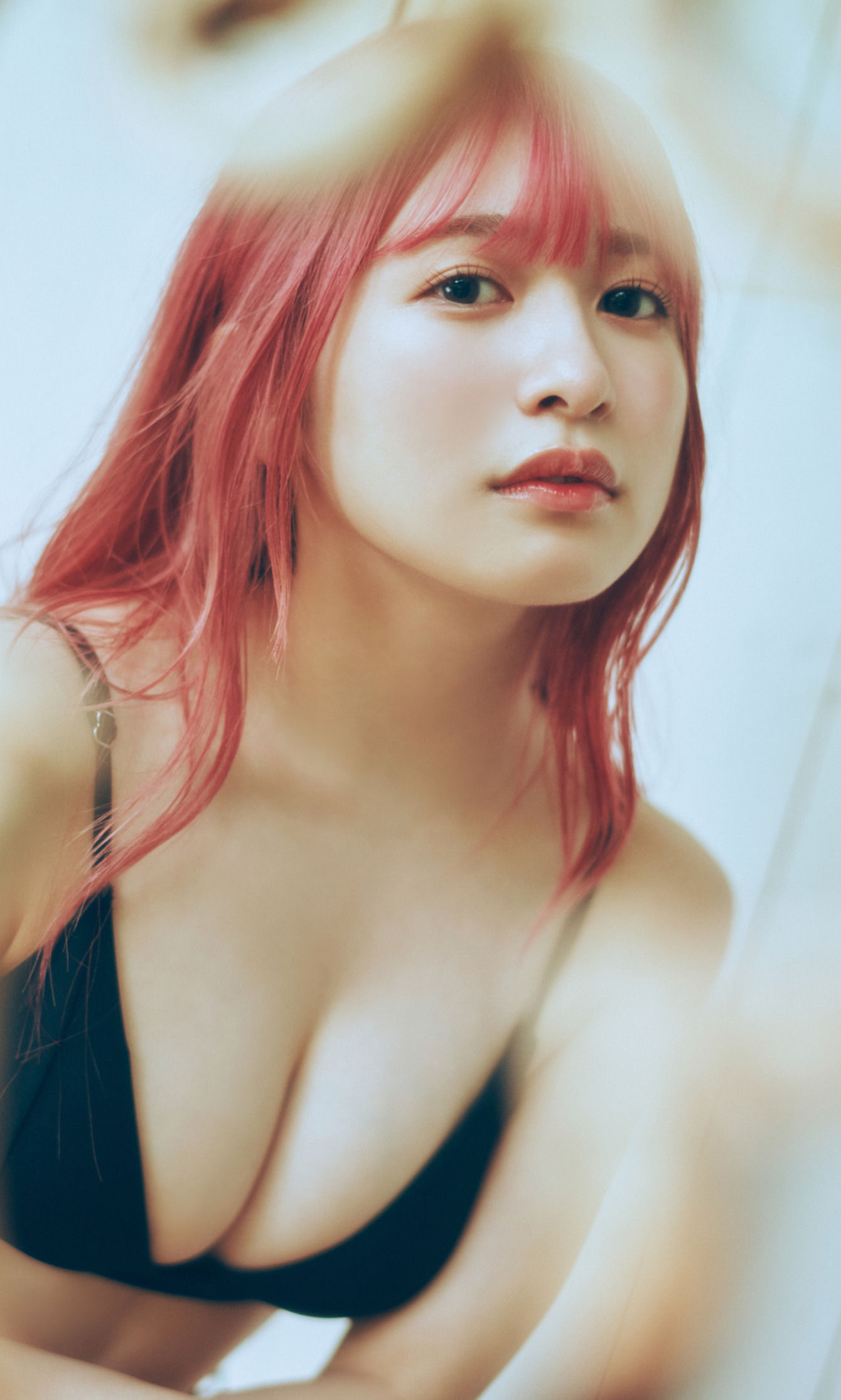 早川渚紗 写真集「梅雨なピンクダーク」
