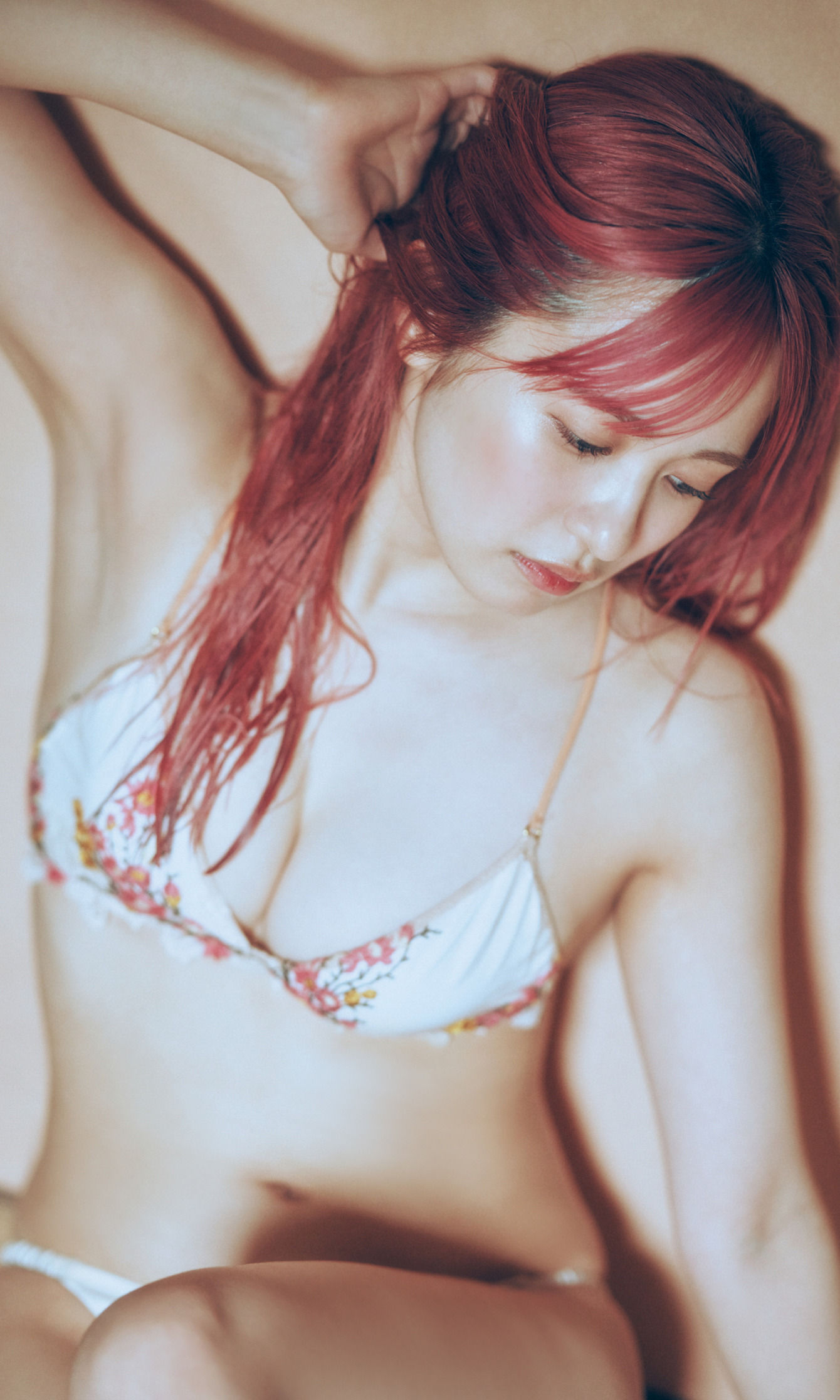 早川渚紗 写真集「梅雨なピンクダーク」