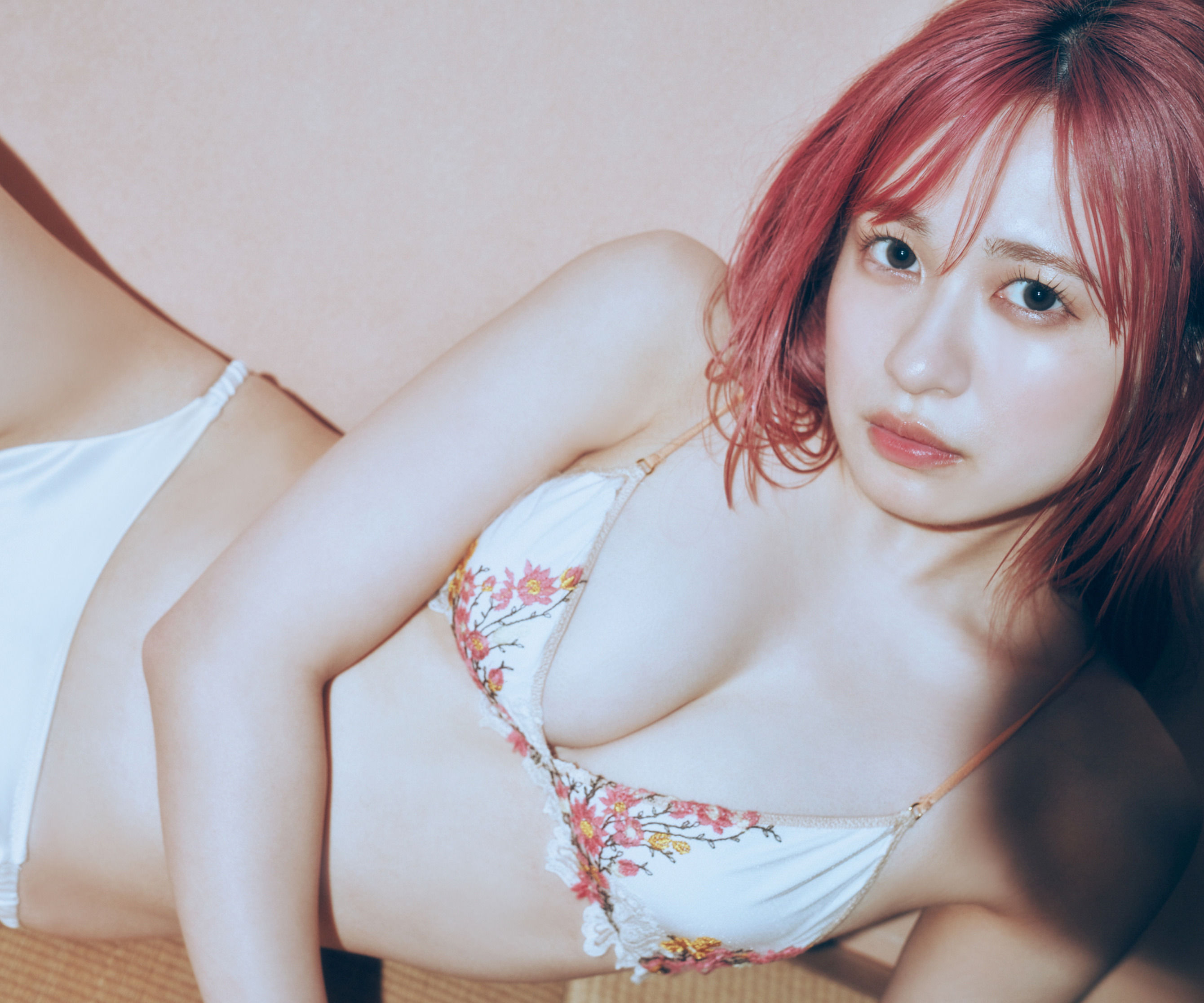 早川渚紗 写真集「梅雨なピンクダーク」