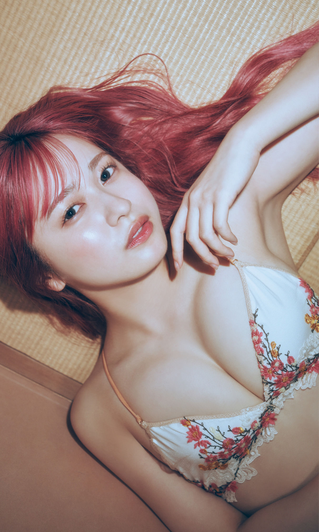 早川渚紗 写真集「梅雨なピンクダーク」