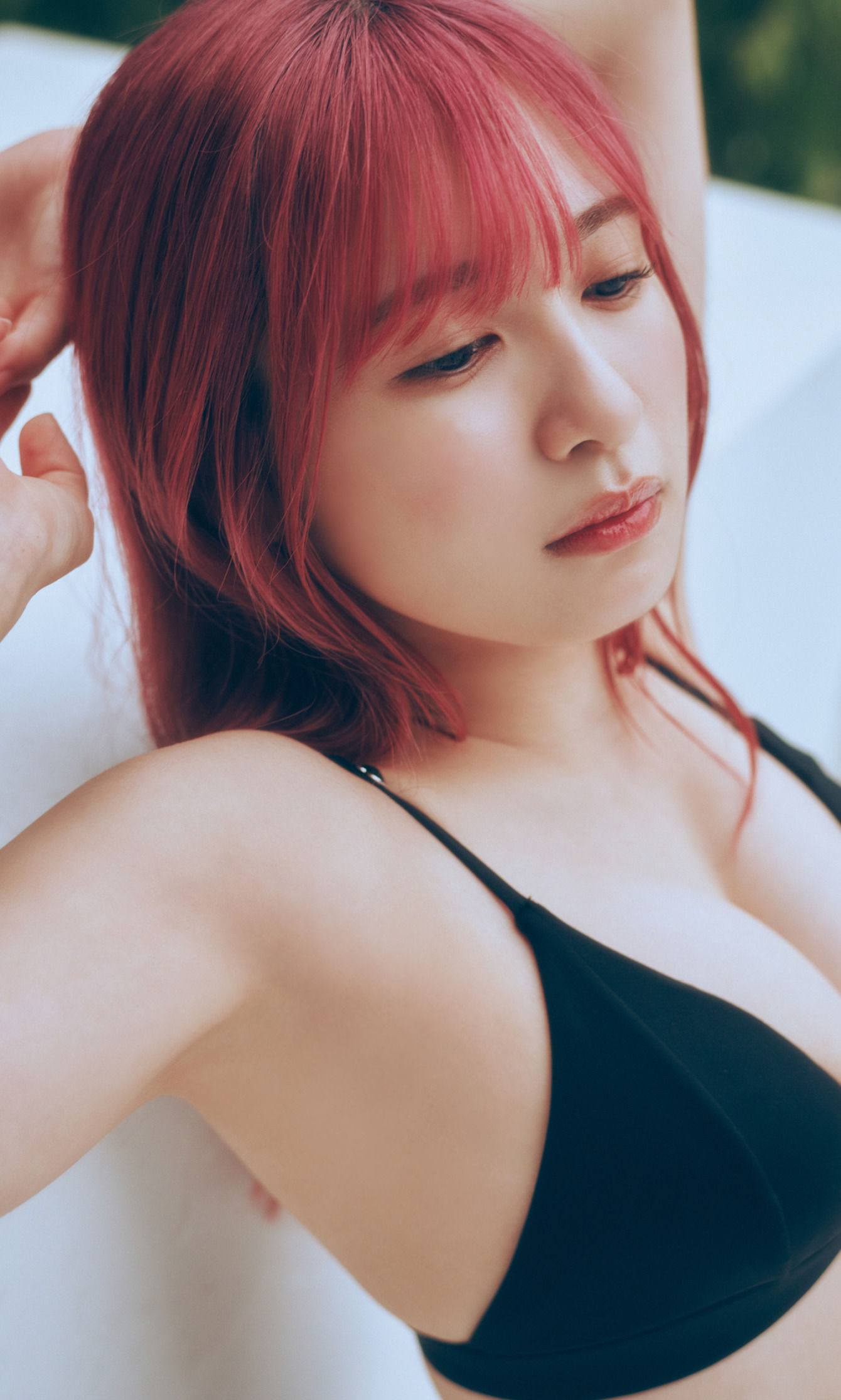 早川渚紗 写真集「梅雨なピンクダーク」