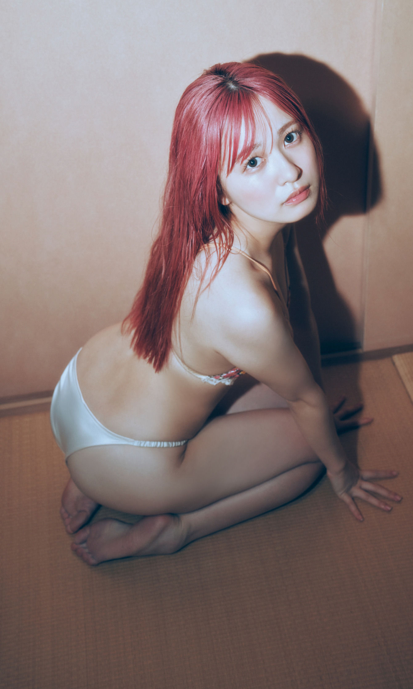 早川渚紗 写真集「梅雨なピンクダーク」