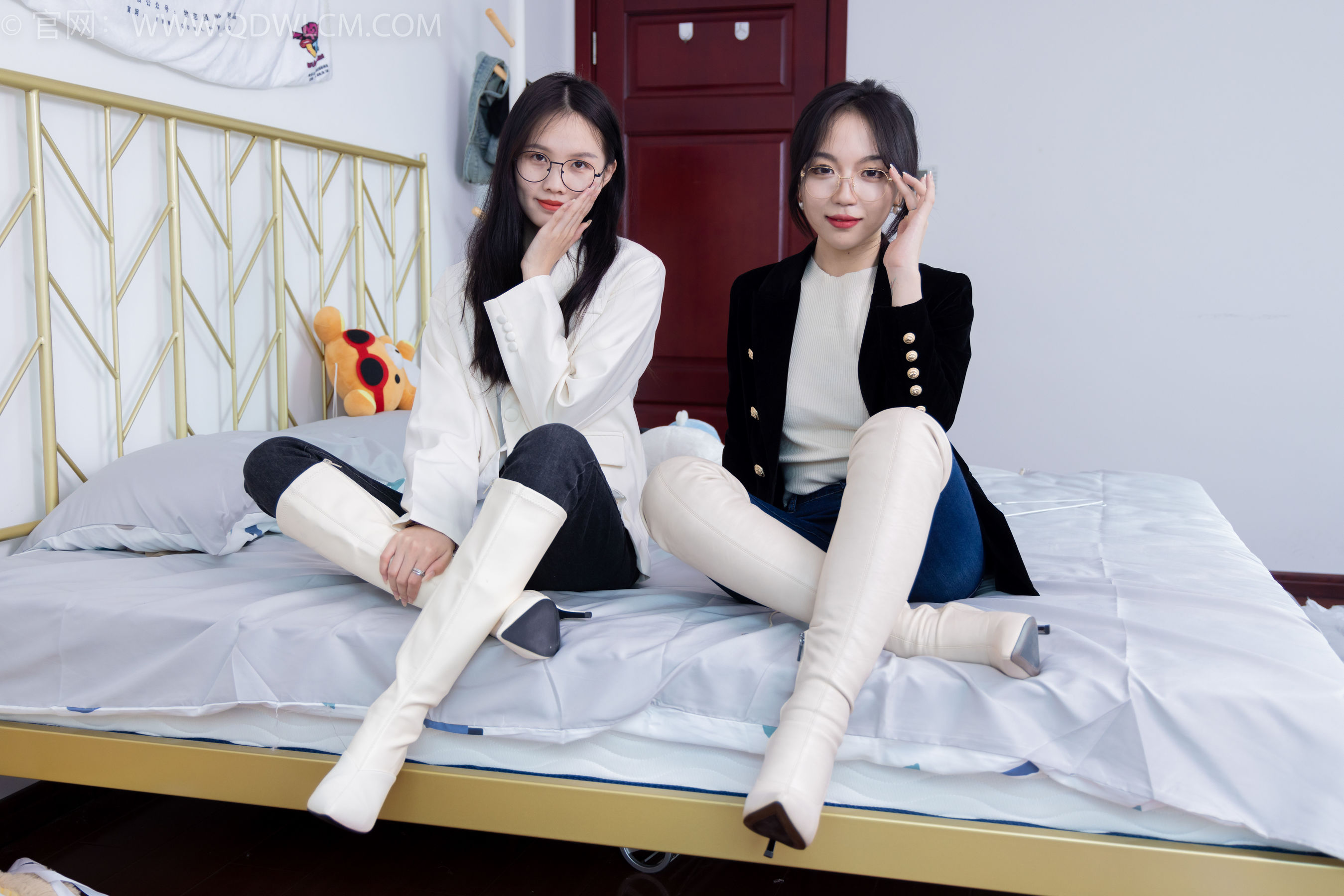物恋传媒 No.1687 纱纱&颜颜 - 玻璃上的雨滴