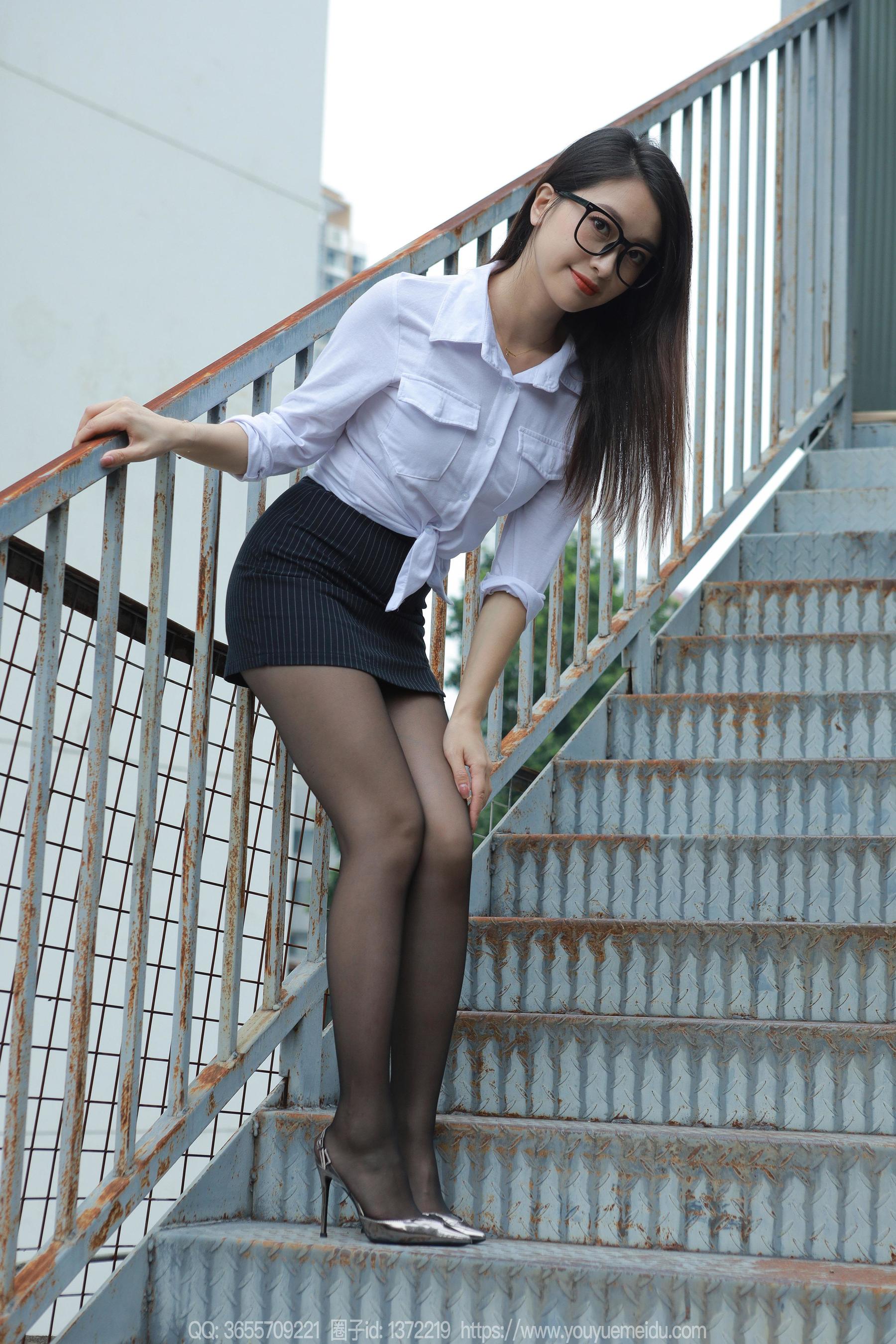 IESS异思趣向 - 模特：小婕 《迷人眼镜娘》