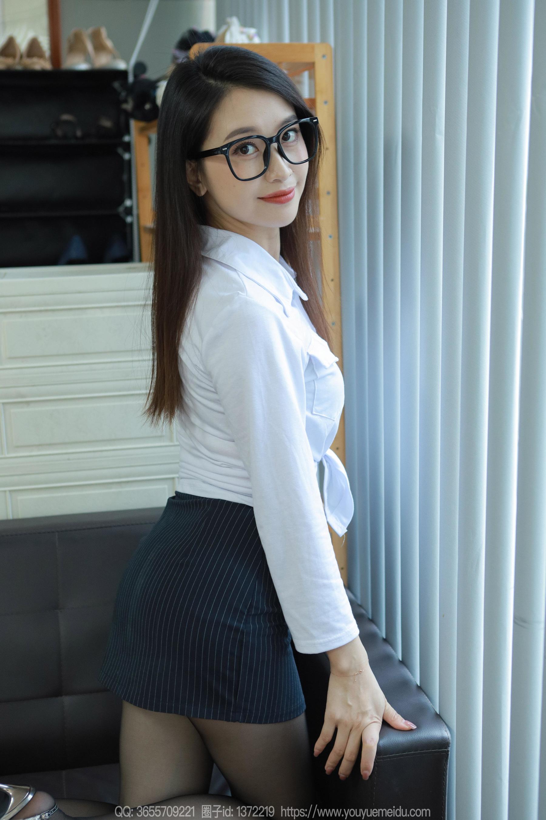 IESS异思趣向 - 模特：小婕 《迷人眼镜娘》