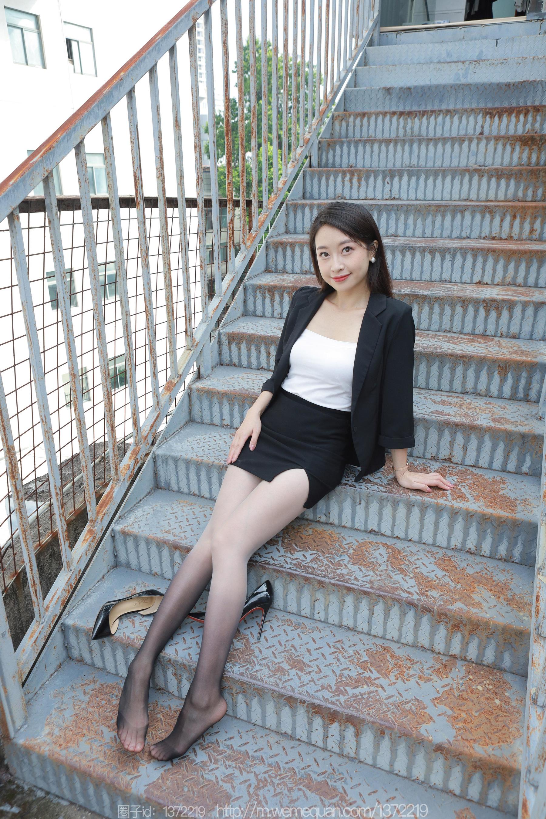 IESS异思趣向 - 模特：小婕 《黑白灰渐变》
