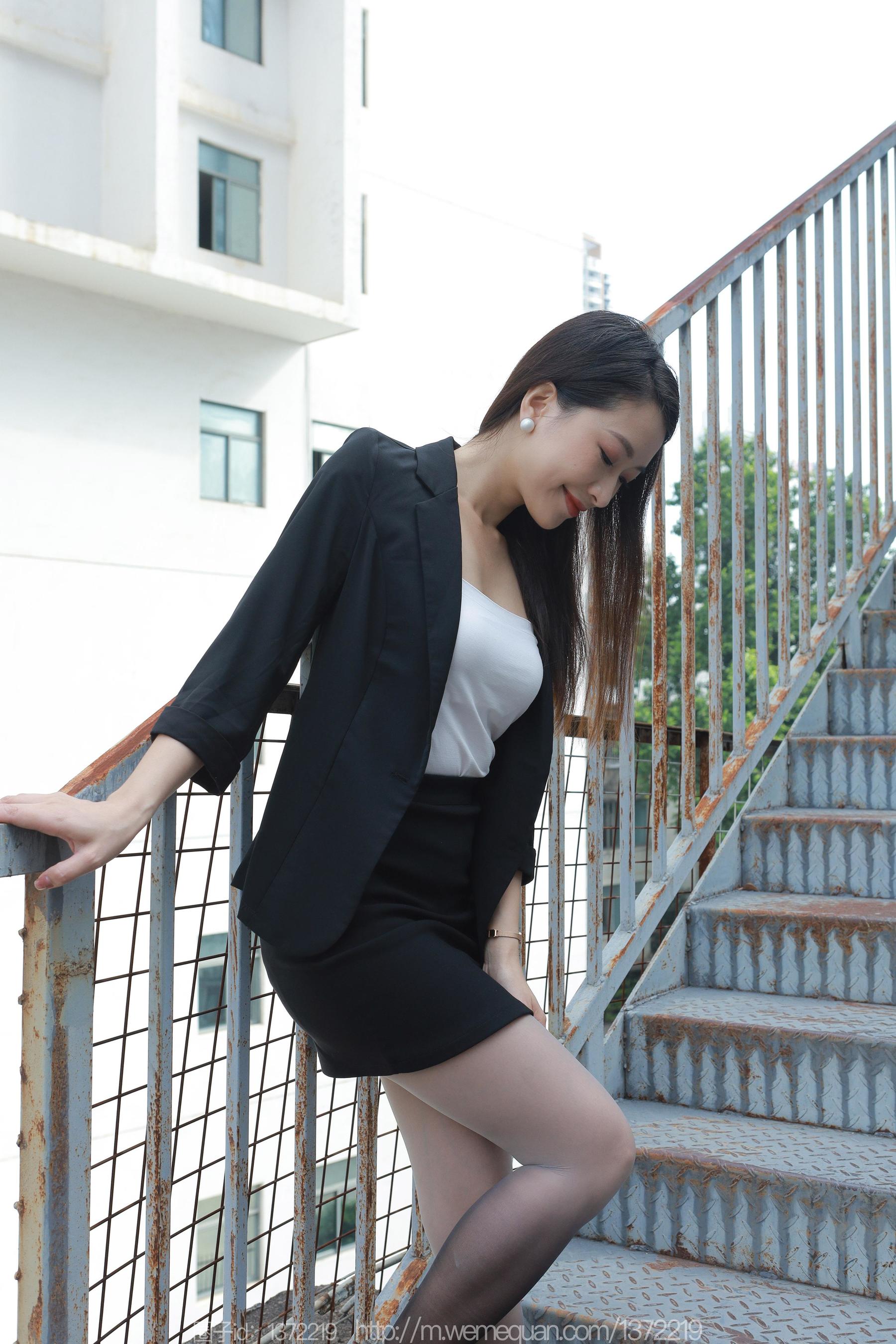 IESS异思趣向 - 模特：小婕 《黑白灰渐变》