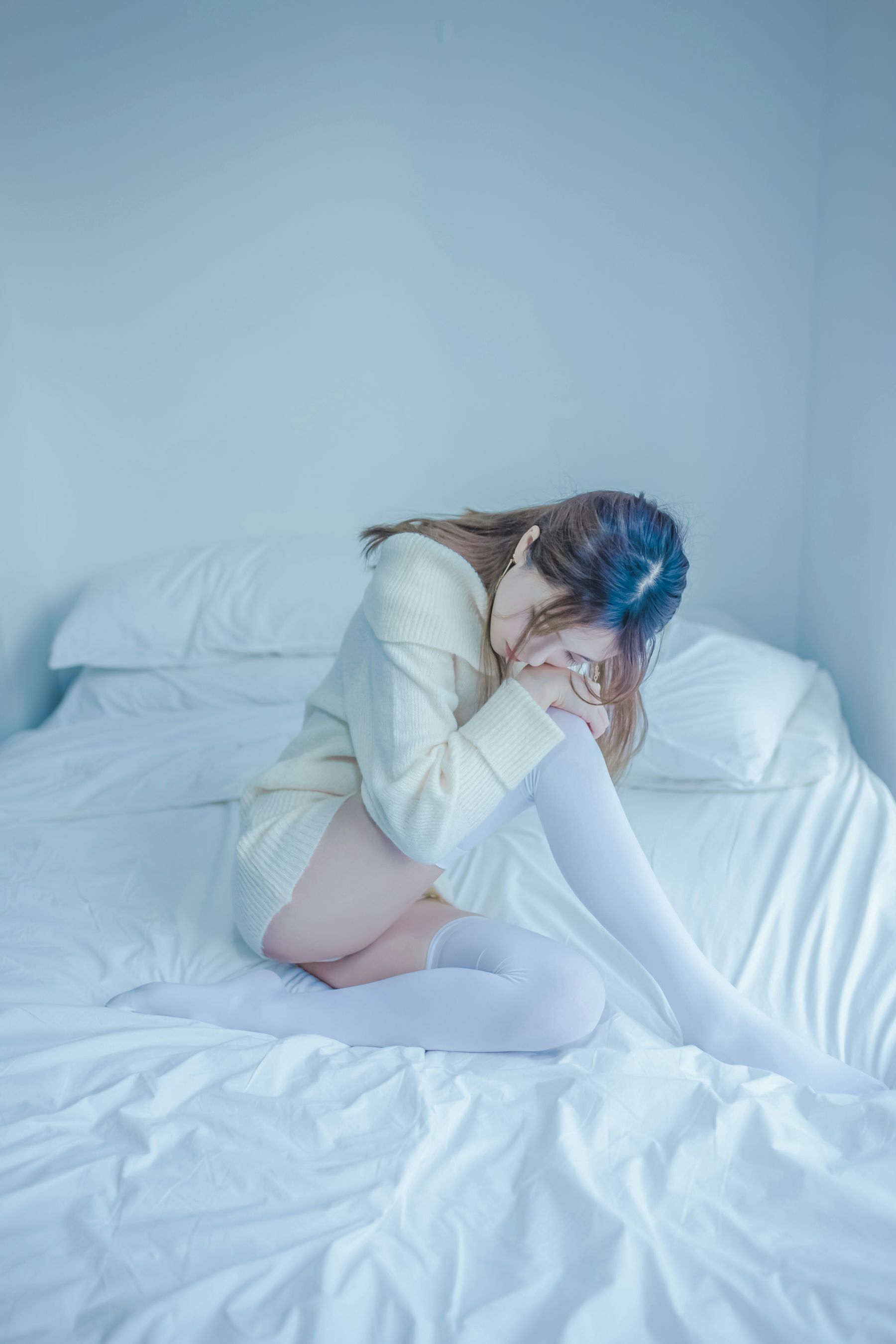 sakiiii翎柒 写真 - 白毛衣