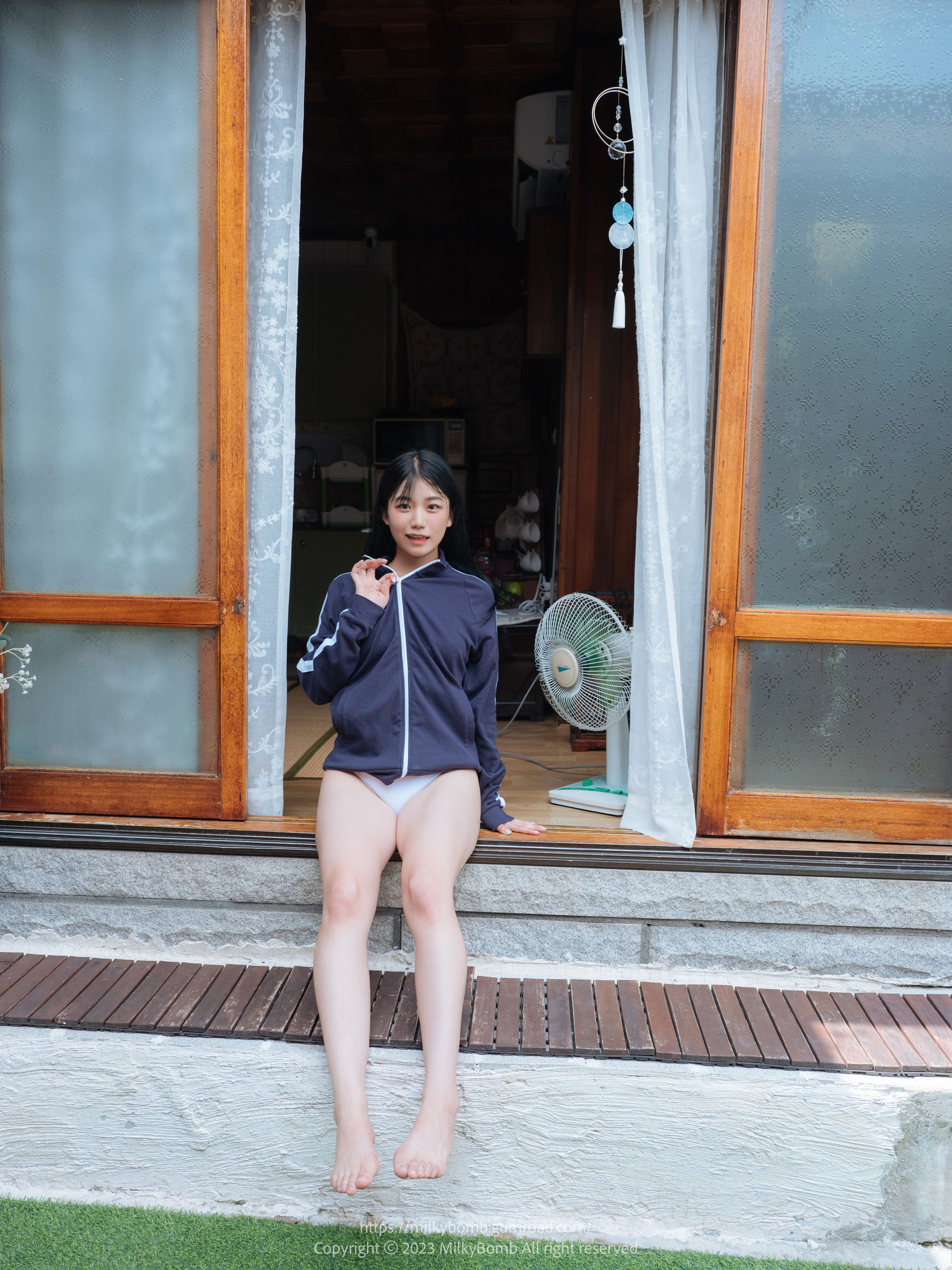 [MilkyBomb] Yui - No.004 Tracksuit