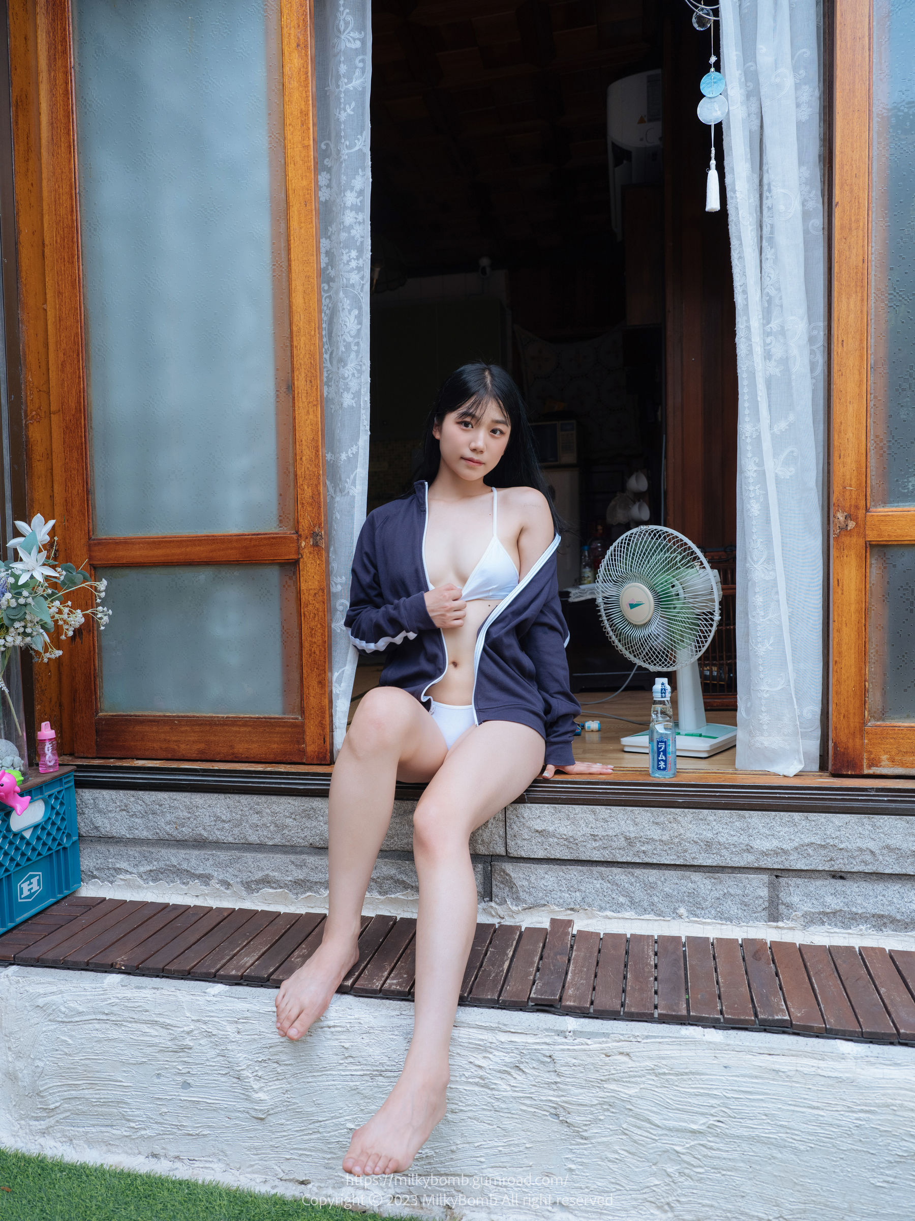 [MilkyBomb] Yui - No.004 Tracksuit