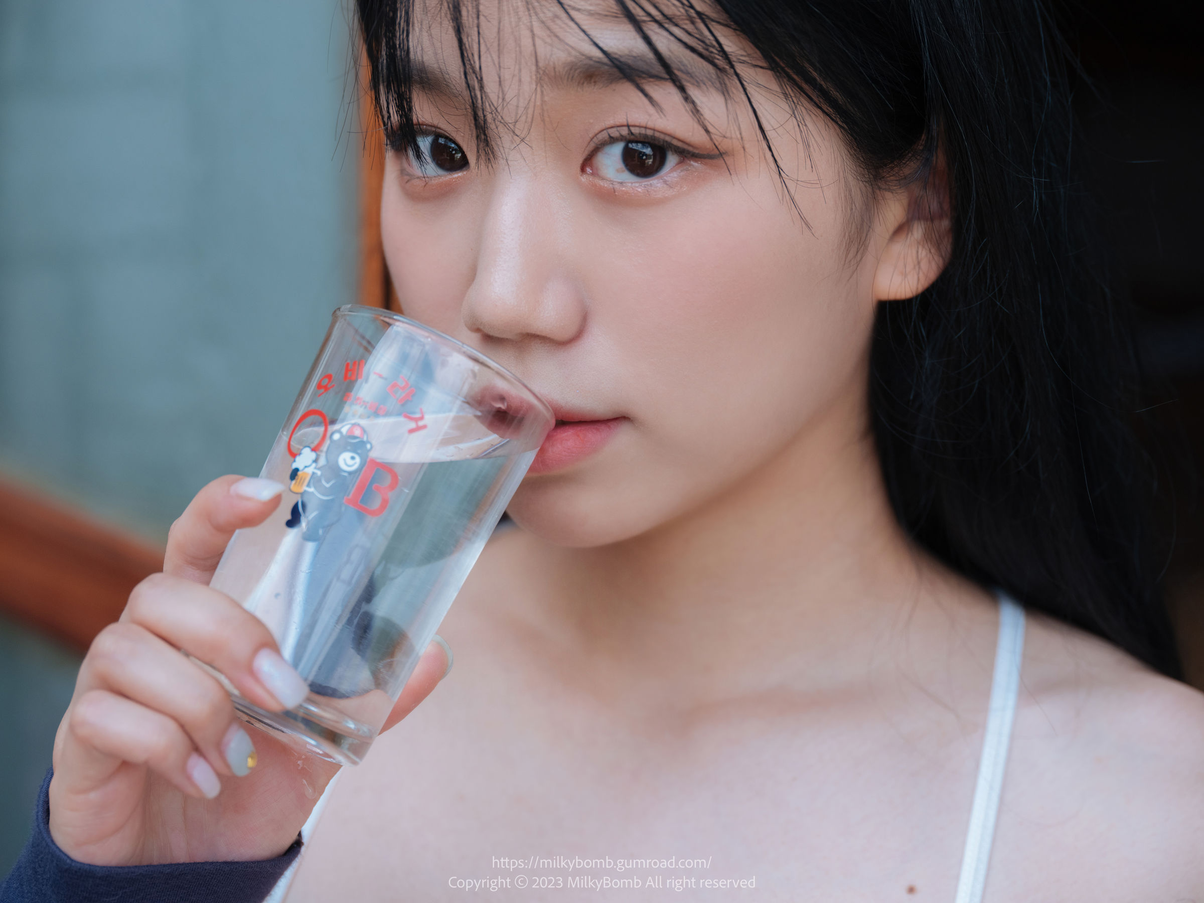 [MilkyBomb] Yui - No.004 Tracksuit