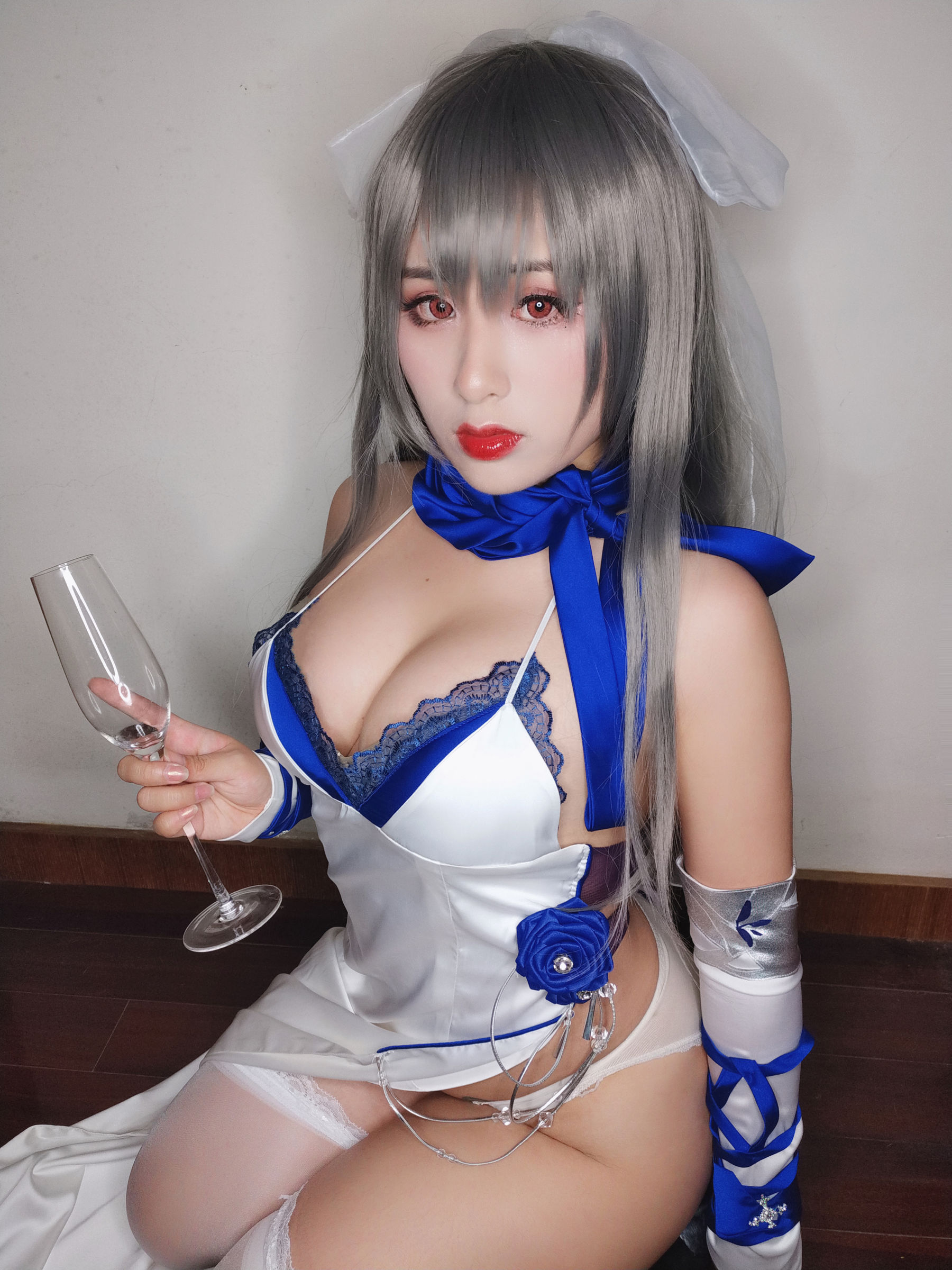 柘烟_Zuken - 路易九世礼服自拍