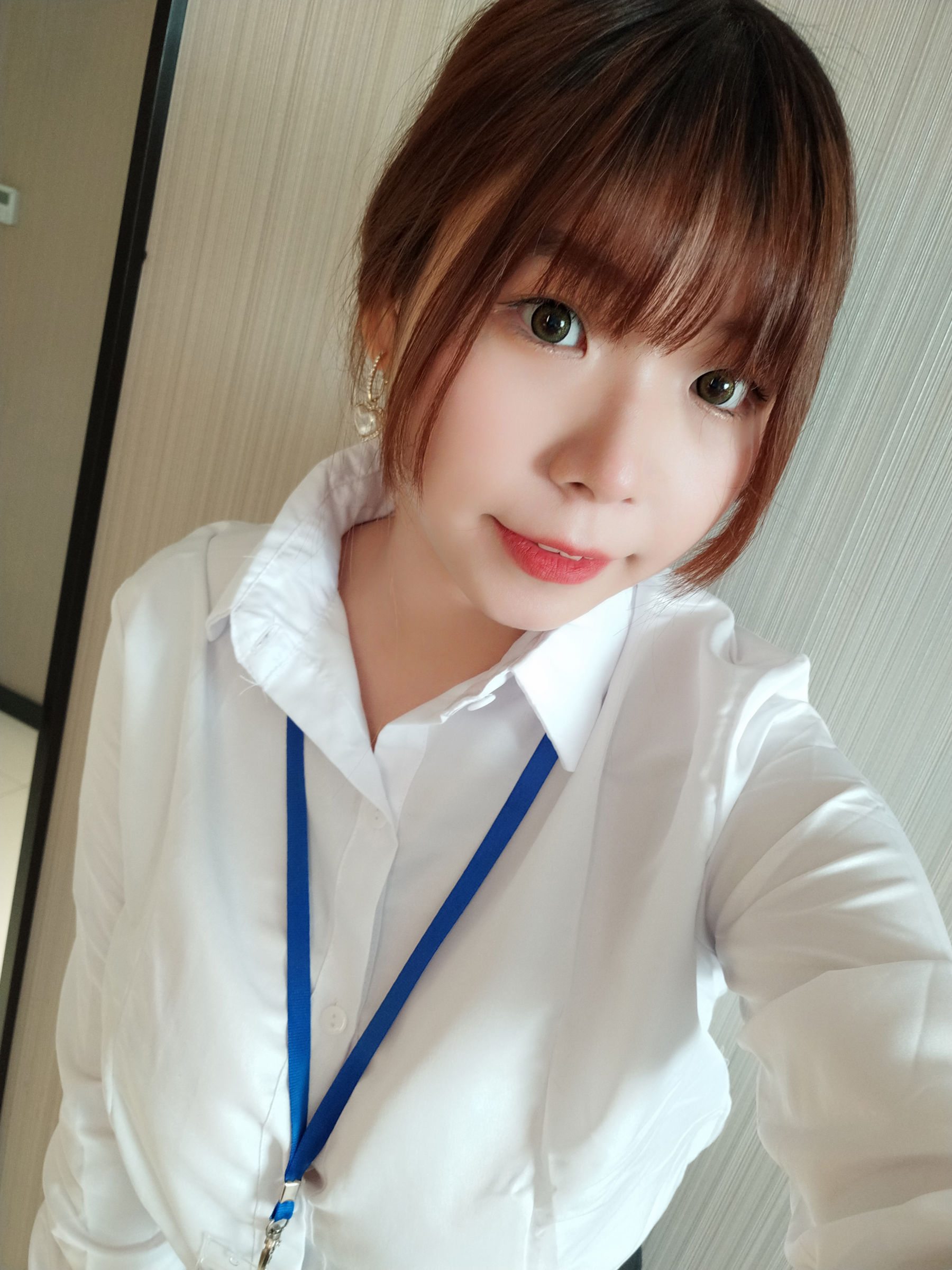 自闭颜球球 (无颜小天使wy) - 今天的颜颜也不想加班