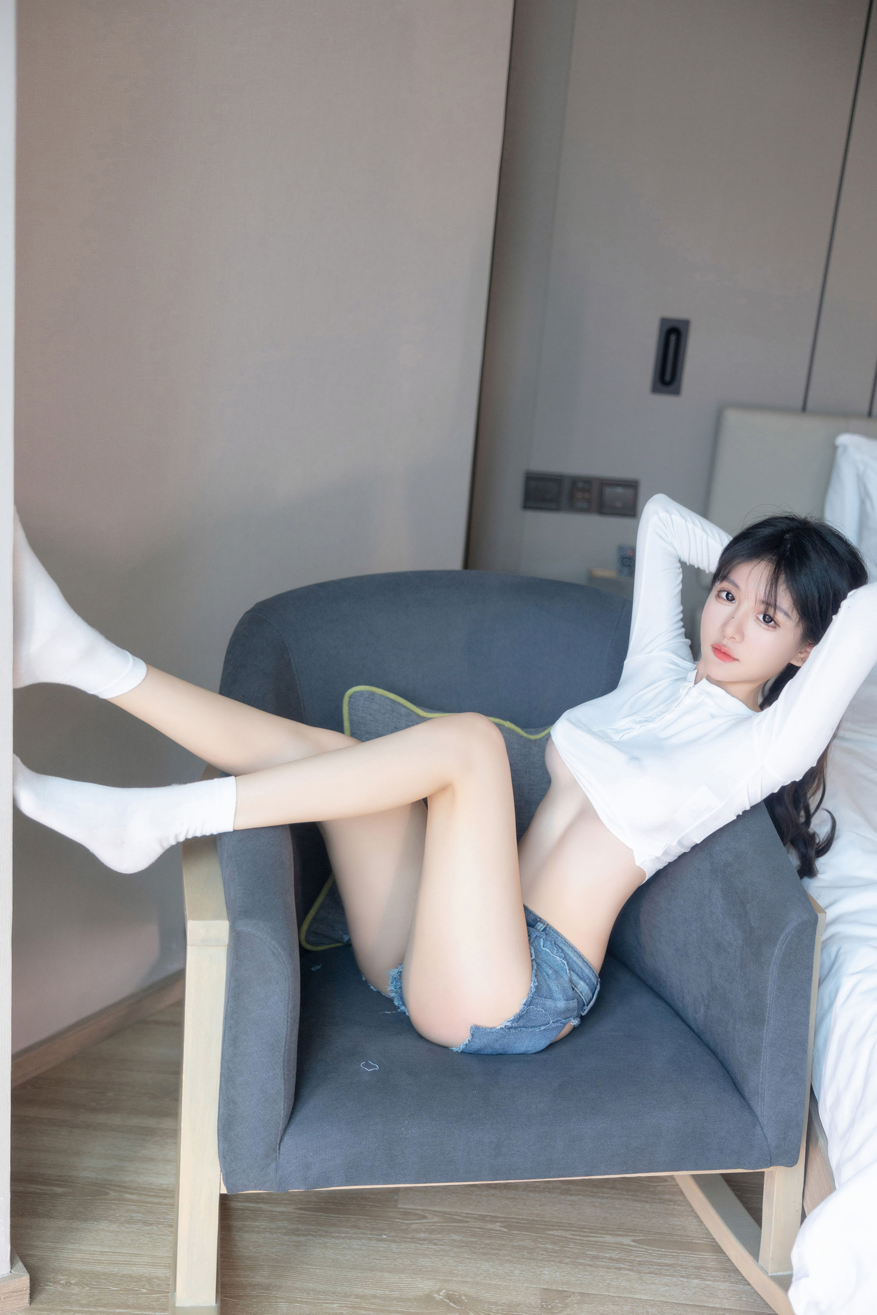 谢小蒽 破牛仔裤写真
