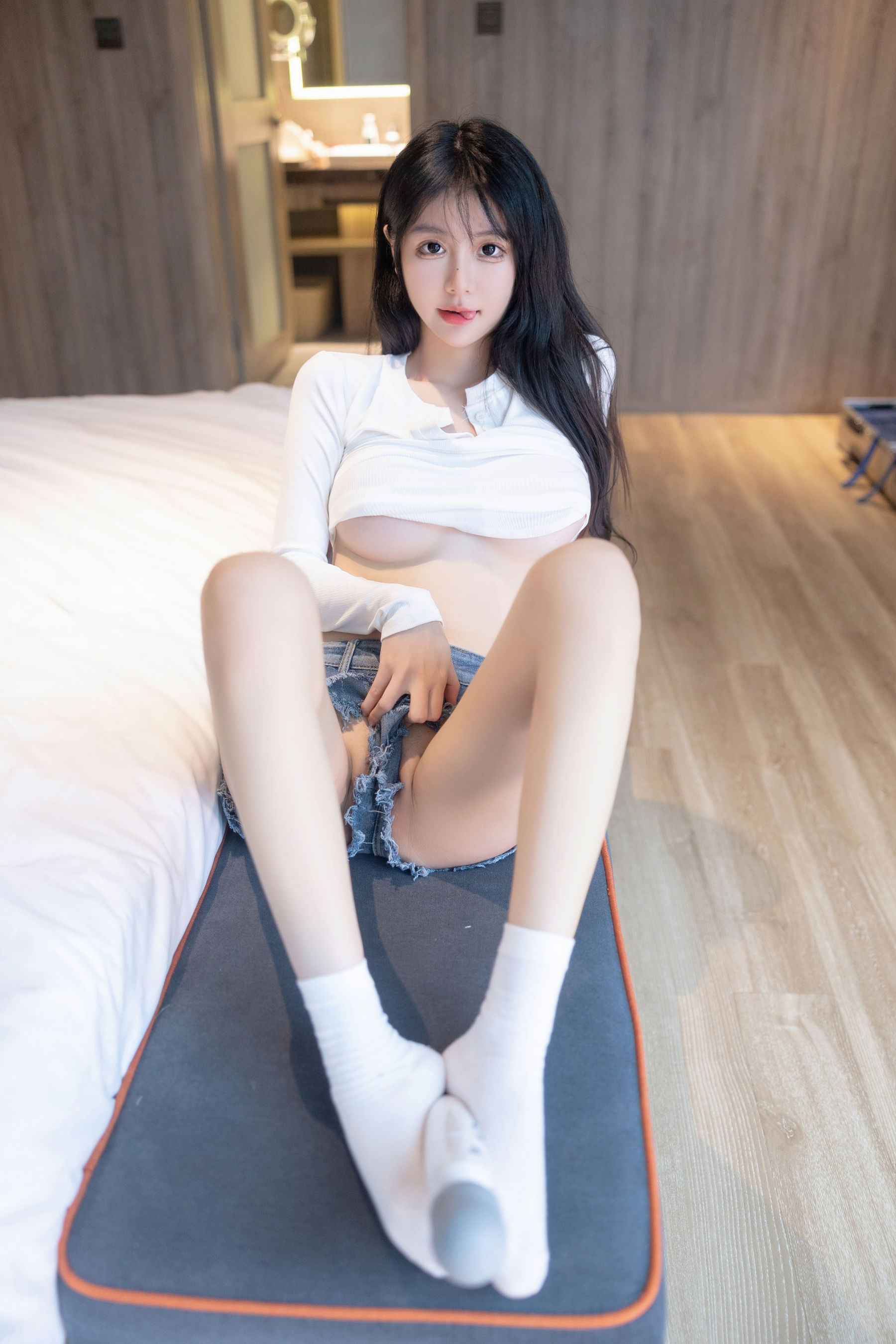 谢小蒽 破牛仔裤写真