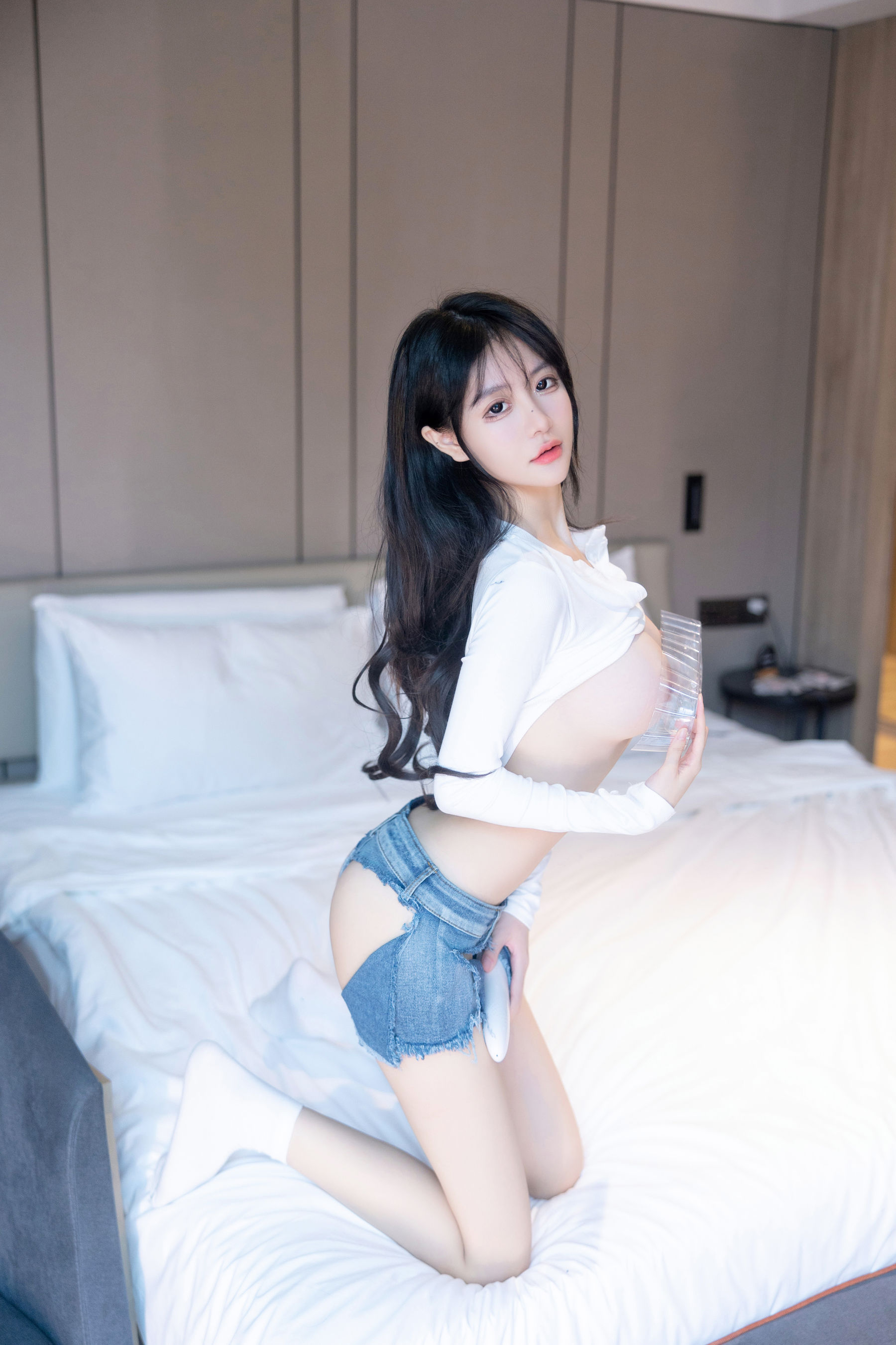 谢小蒽 破牛仔裤写真