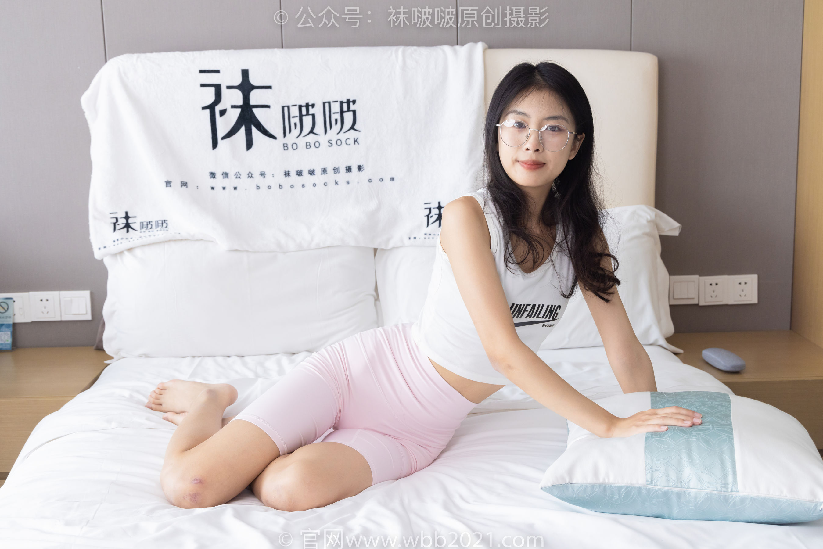 BoBoSocks袜啵啵 No.301 奶油 -两双板鞋、白棉袜、短黑丝、裸足