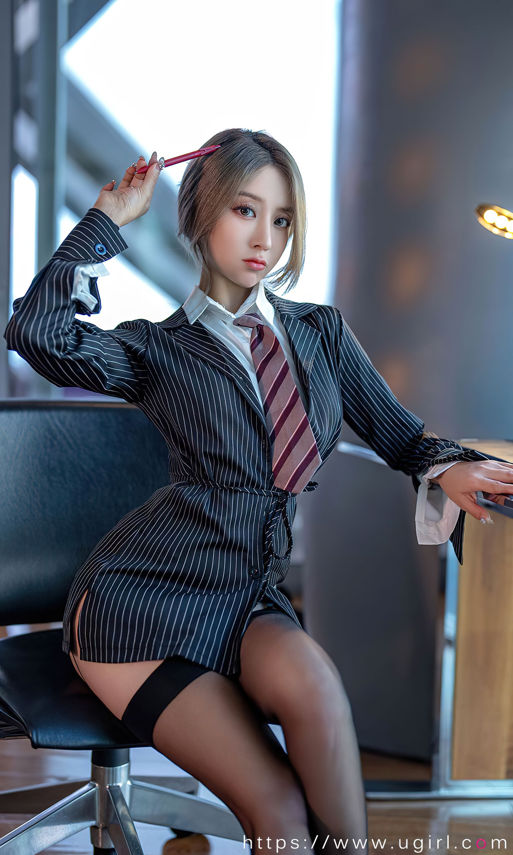 [Ugirls]爱尤物 No.2702 西装加黑丝 筱慧