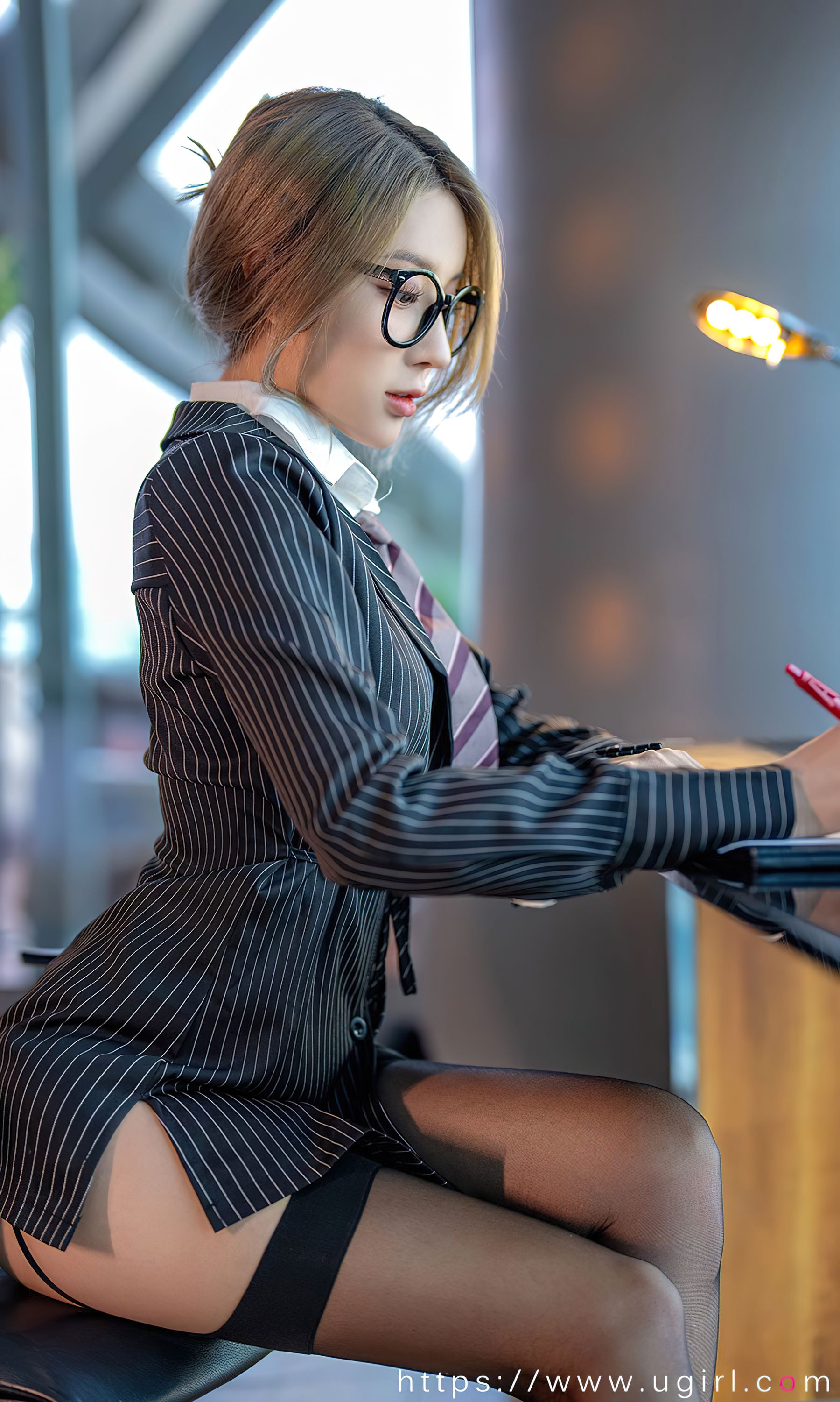 [Ugirls]爱尤物 No.2702 西装加黑丝 筱慧