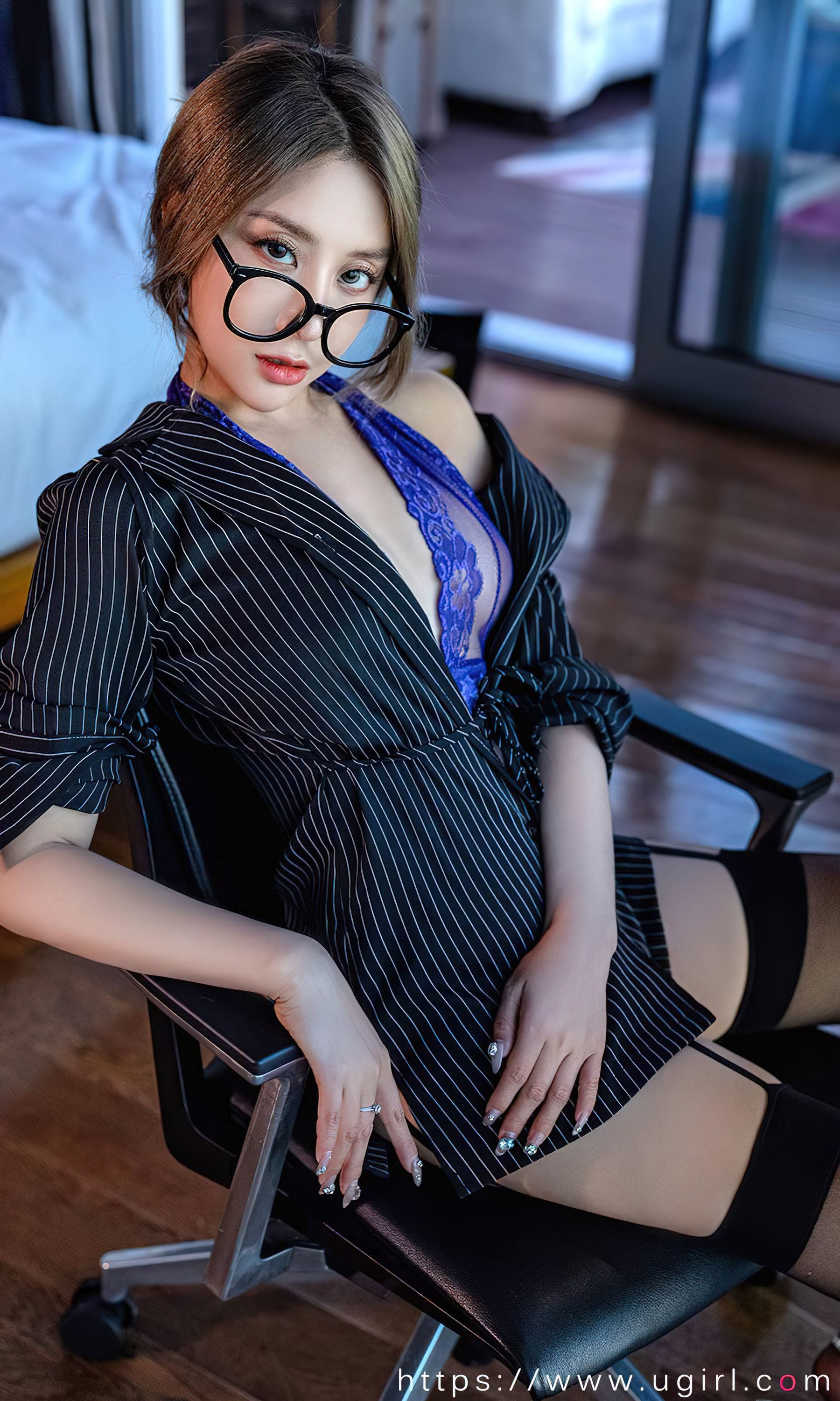 [Ugirls]爱尤物 No.2702 西装加黑丝 筱慧
