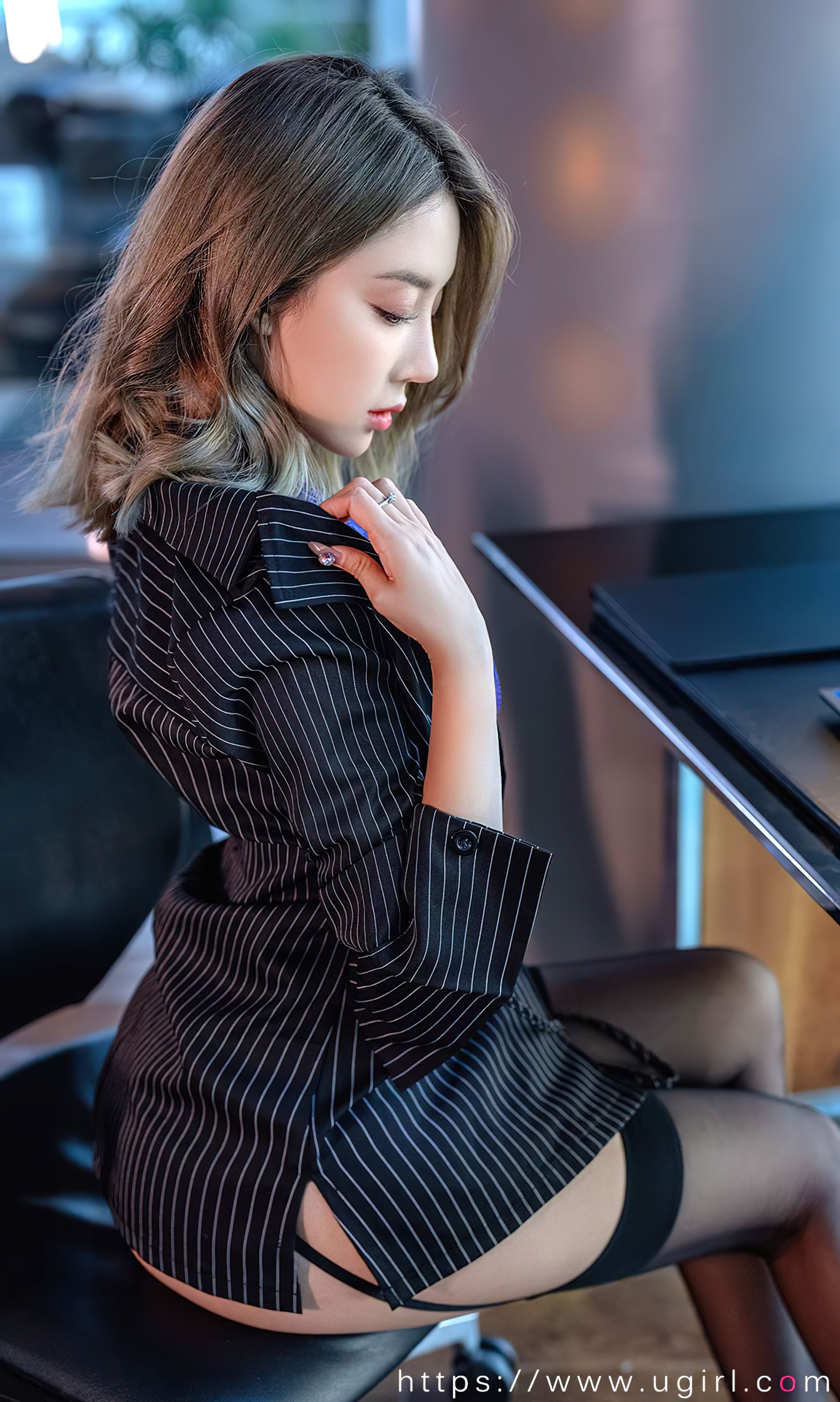 [Ugirls]爱尤物 No.2702 西装加黑丝 筱慧
