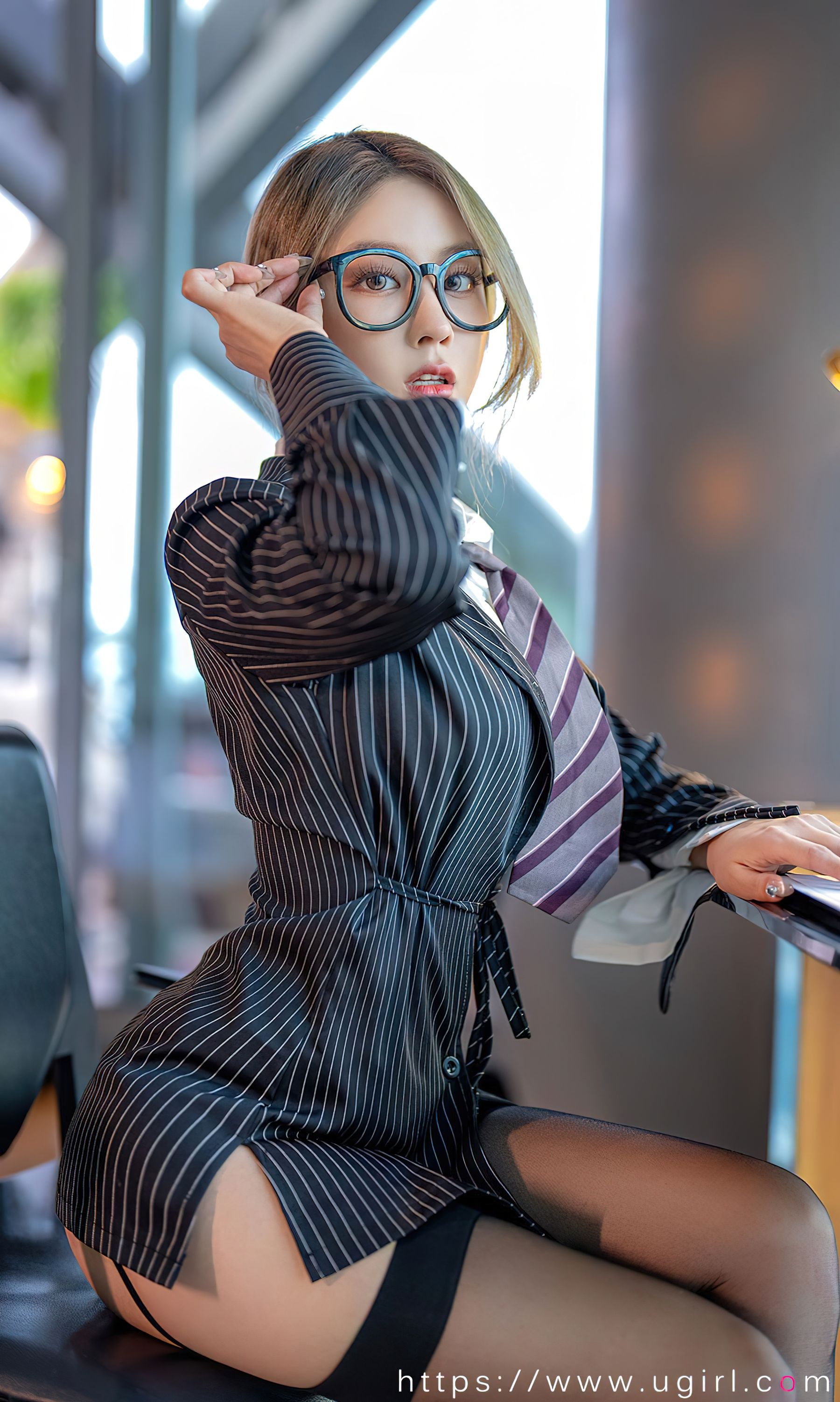 [Ugirls]爱尤物 No.2702 西装加黑丝 筱慧